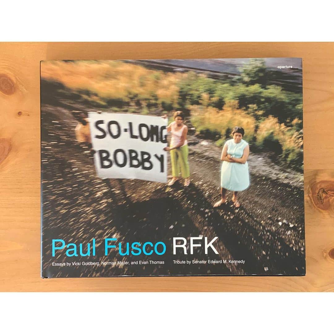 新井麻希のインスタグラム：「* ブックカバーチャレンジ📖 DAY 3 Paul Fusco "RFK"  人々の表情から生きるパワーを頂いた作品。（活字少ないですが。）* *  ーーーーーーーーーーーー 7日間のブックカバーチャレンジとは、読書文化の普及に貢献するためのチャレンジで、参加方法は好きな本を1日1冊、7日間投稿するというもの。本についての説明なしに表紙だけの画像をアップして、そして毎日1人のFB.Instagram友達を招待してこのチャレンジに参加していただくようお願いします。 ーーーーーーーーーーーー  次は、この人のオススメで外れたことはない！コトプロ　田中TKCさん　@tkcgraffiti お願いします🐖  #bookcoverchallenge  #paulfusco  #rfk」