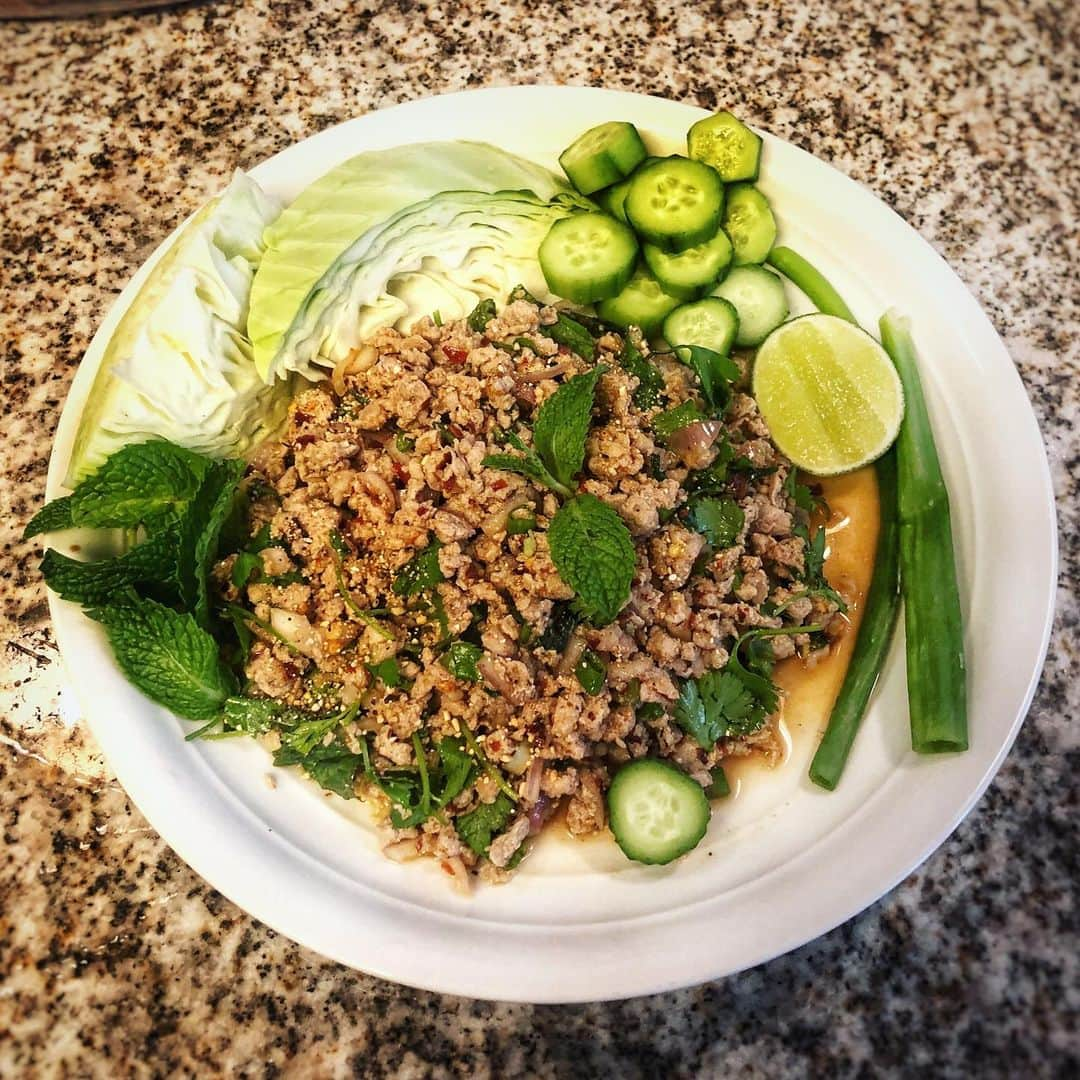 Jada Lalita Patipaksiriのインスタグラム：「Hubby’s favorite Thai dish.... chicken laab!  A popular Thai salad dish that’s spicy🌶, herby🌱and so refreshing 🤤🔥 #thaisalad #laab #chickenlaab #rice #thaifood #chicken #mint #herbs #toastedricepowder #fishsfauce #thaidish #savory #spicy #tasty #dinner #yum #foodpics #foodie #yummy #thaispice #food #cooking #thaicooking #thailand #spicyfood #recipe #cooking #kitchen #cookbook #chef」