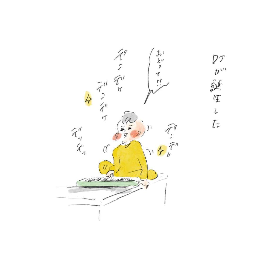 横峰沙弥香さんのインスタグラム写真 - (横峰沙弥香Instagram)「退屈のあまり久しぶりに触ってみたキーボードがハマったようで😆 ちなみに名前は「DJソニック」だそうです #こどもDJ #DJソニック #遺伝子炸裂 #そして踊り狂うゆめこ #まめちゃん #ゆめこ #兄妹 #こども #家族 #きょうの息子 #きょうの娘 #絵日記 #イラスト #procreateapp #conceptapp #ipadpro #applepencil」4月30日 9時31分 - sayakayokomine