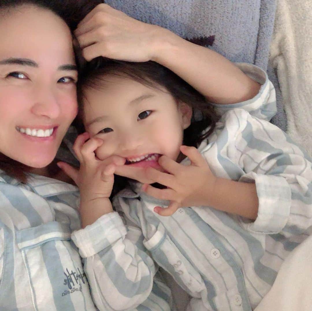 秋定麻紀子のインスタグラム：「ダブルガーゼのパジャマをおそろいで。 レディースで一緒のデザインが売ってなかったのでママはメンズ。 だからボトムにジップが付いてる（笑） やっぱりダブルガーゼ気持ちいい。 楽天で2着買って5500円位かな。 しかも送料無料。 基本的にAmazon楽天は送料無料を選ぶ。 娘が青が好きだからこの色にしたけど、枕カバーともリンクしててありがたい。 そんな気持ちいい朝でした。 娘の成長を思いっきり楽しめる2020年春。 #のんびりできるGW2020」