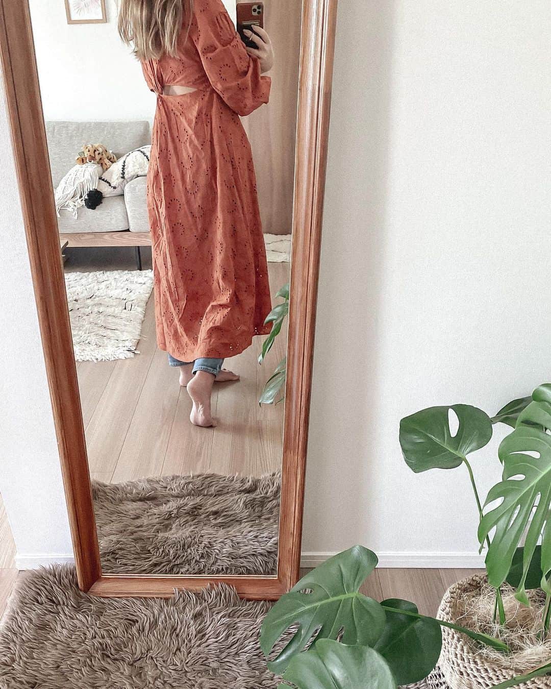 Manamiのインスタグラム：「🧡🧡🧡 @cavezarosso 今日19:00〜発売だって😍 backが可愛いんだ〜💕 今日はあったかいからこれ着てお店に行こう🌞 誰にも会わなくても服可愛いと気分上がるよね🌼 ㅤ #やっと人物登場すたぐらむ」
