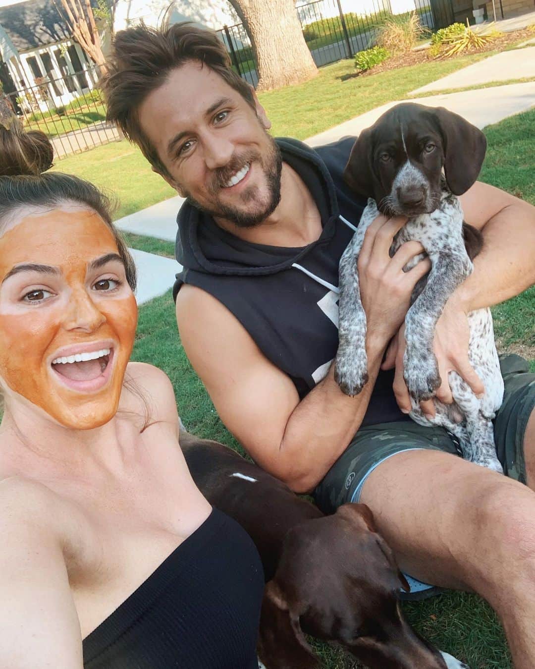 ジョーダン・ロジャースのインスタグラム：「This perfectly sums up Quarantine: Face Masks, gross facial hair, same clothes everyday, oh yeah and A NEW PUPPY!!! Meet our little quarantine baby, Jagger 🐶. He’s a little bundle of joy, and his mom and dad love him so much already....Jackson, well, he’s still on the fence about him 😂 (keep swiping to see just how easy it was to get this picture 🙄 haha)」