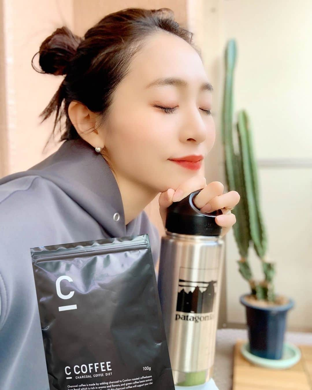 鈴木優美 さんのインスタグラム写真 - (鈴木優美 Instagram)「C COFFEE炭の粉末が入ったチャコールコーヒー🤎 パッケージも可愛く飲みやすいので、子どもたちがお昼寝のタイミングにベランダで風にあたりながらホッと一息ついてます☕️ . 「チャコールコーヒークレンズで理想のカラダへ」をコンセプトとした芳醇な香りと旨みのブラジル産コーヒーパウダーに、国産の赤松炭・竹炭、美容と健康をサポートするMCTオイルを加えたチャコールコーヒー🤎 「無理をせずに」キレイを求める女性に向けた商品だそうです！ . C COFFEEを抽選で100名様にプレゼントキャンペーンを公式アカウント @c_coffee_official で5/7（木）まで開催中！ ﻿プレゼント内容﻿はC COFFEE商品﻿ 100g (約30日分)﻿ ﻿🤎 ﻿応募方法﻿は、①公式アカウント @c_coffee_officialをフォロー﻿②プレゼント記事に「いいね！」﻿で完了です！ . さて、今日は何して子どもたちと遊ぼうかな。 遊びは勉強だもんね🤎 . . . . . . #stayhome #おうち時間 #おうちカフェ #C_COFFEE #シーコーヒー #チャコールクレンズ #チャコールコーヒー #ダイエットコーヒー #ダイエットサポート #無理せずキレイ #炭で吸着 #コーヒー #ダイエット #美容 #Niki #田辺莉咲子 #CHARCOAL #PR #COFFEE #チャコールコーヒーダイエット」4月30日 9時53分 - yumi_kakiuchi