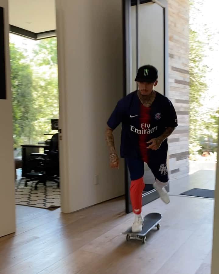ナイジャ・ヒューストンのインスタグラム：「Fresh marble in the new LA crib Fuck It Up😛」