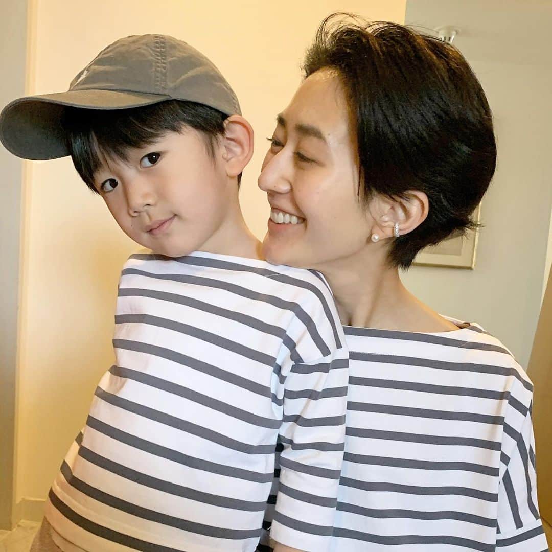 小堀ケネスのインスタグラム：「Mommy and Dean🥰 ペアルック😍  #notdrunk #littledean #mommy #pairlook #athome #鬼ママ#ディーン君#ペアルック」