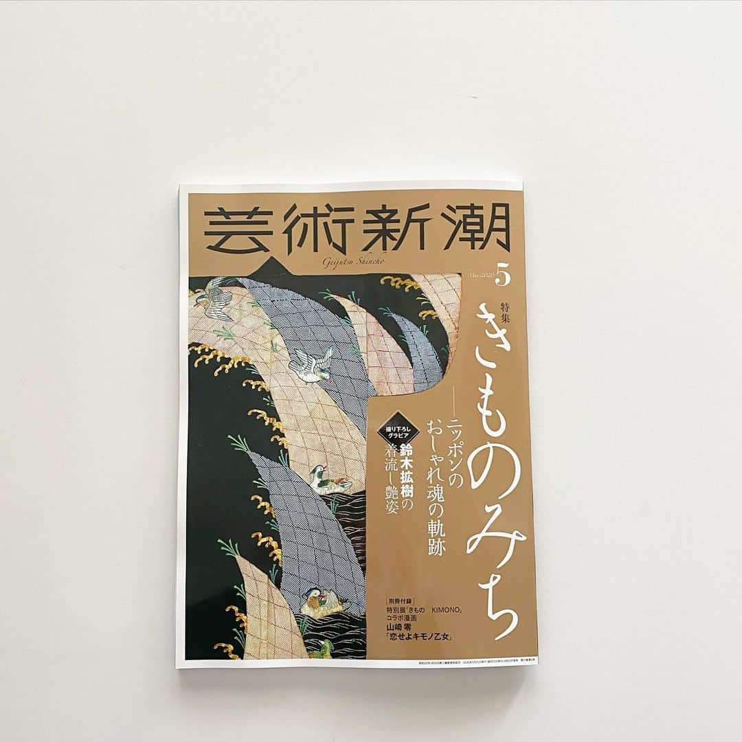 伊藤まさこさんのインスタグラム写真 - (伊藤まさこInstagram)「芸術新潮5月号連載「あの人と食器棚」ではフローリスト越智康貴さんの食器棚を拝見。ふたりで相談して夢々しい食卓を作りましたよ。#masakoitobooks」4月30日 10時17分 - masakoito29