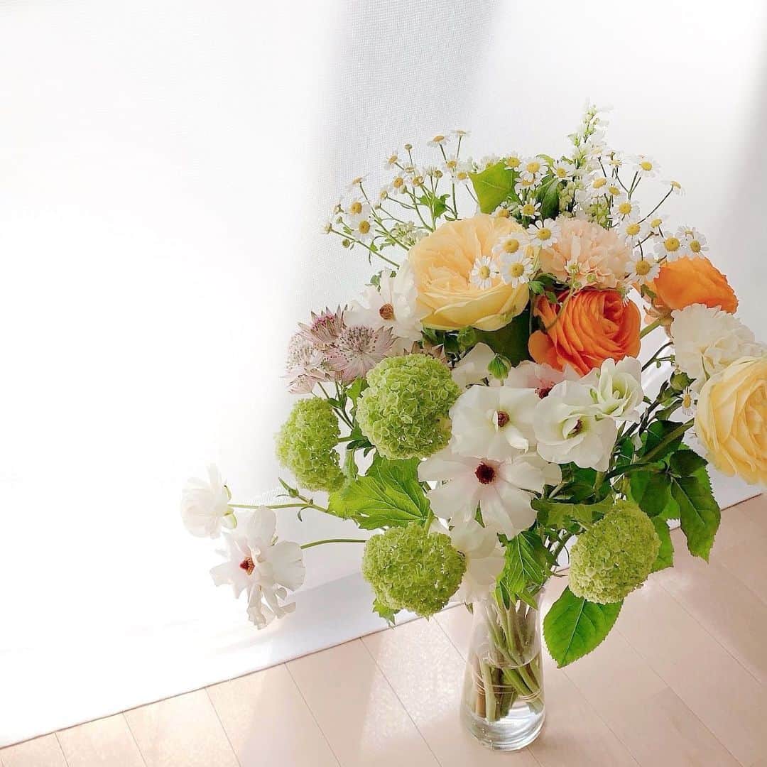 Sayakaのインスタグラム：「* Good morning🌞 1週間前に買ってきた綺麗な色のお花が またまだ元気で嬉しい☺️💐✨ 今日も笑顔いっぱいの一日を🧡💛💚 . . #flower #flowers #flowerlovers #floweroftheday #flowerstagram #sayakasflower #stayhome #staypostive #花のある暮らし #花のある生活 #おうち時間」