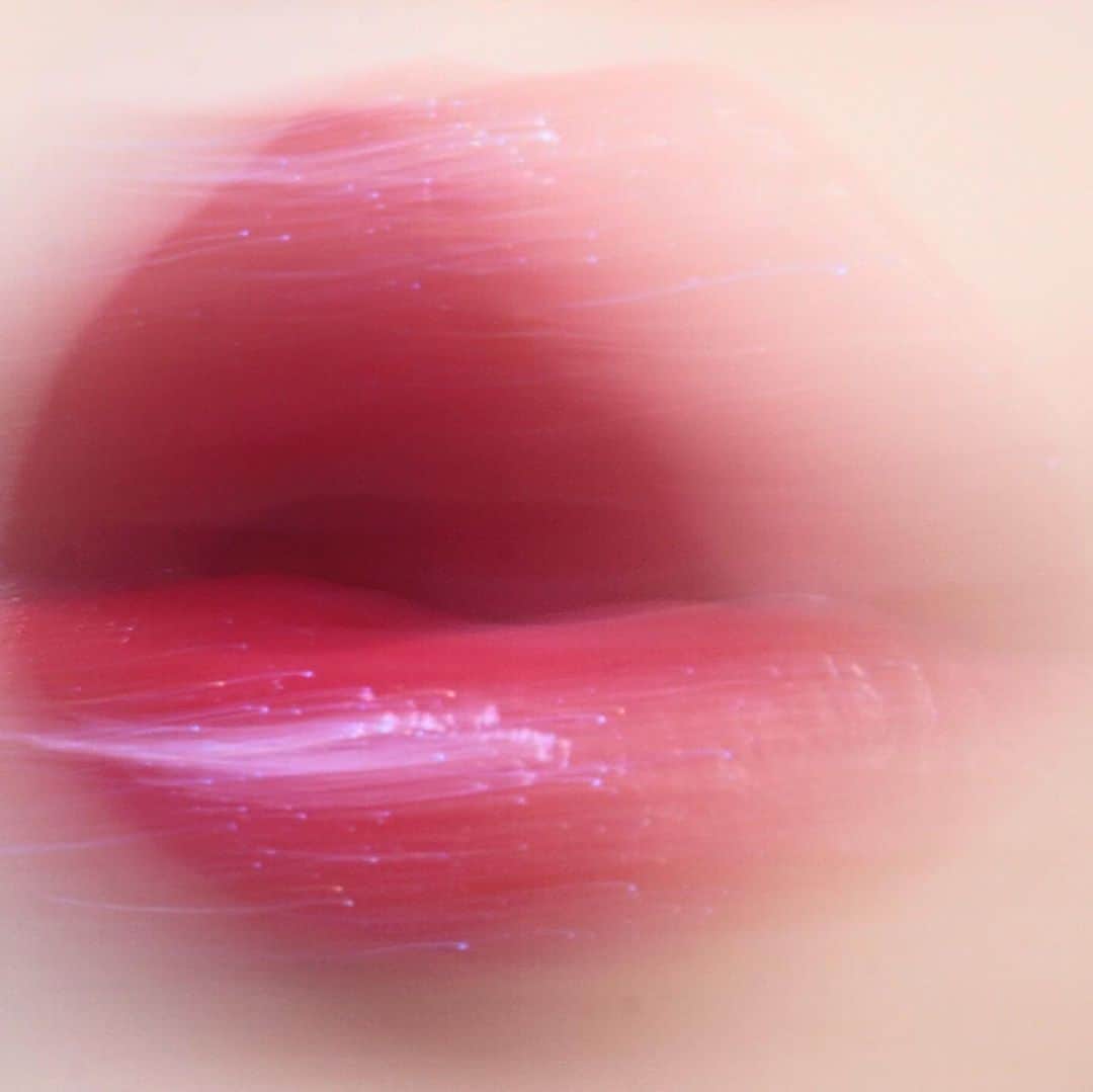 のインスタグラム：「❤️✨ @patmcgrathreal Lip pencil in Major Red & Lust gloss in Astral Flash Dance💋 #patmcgrath #patmcgrathlabs」