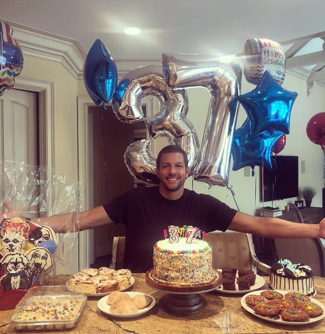 デビッド・リーのインスタグラム：「This sums up my birthday in quarantine. Thanks for all the bday wishes and to wifey for her incredible baking skills! #37」