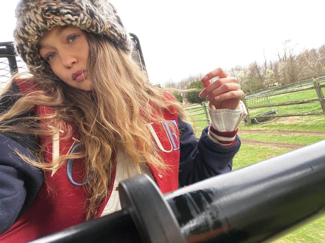 ジジ・ハディッドさんのインスタグラム写真 - (ジジ・ハディッドInstagram)「Back to March, sendin off our @voguemagazine Postcard from Home 💌」4月30日 10時57分 - gigihadid