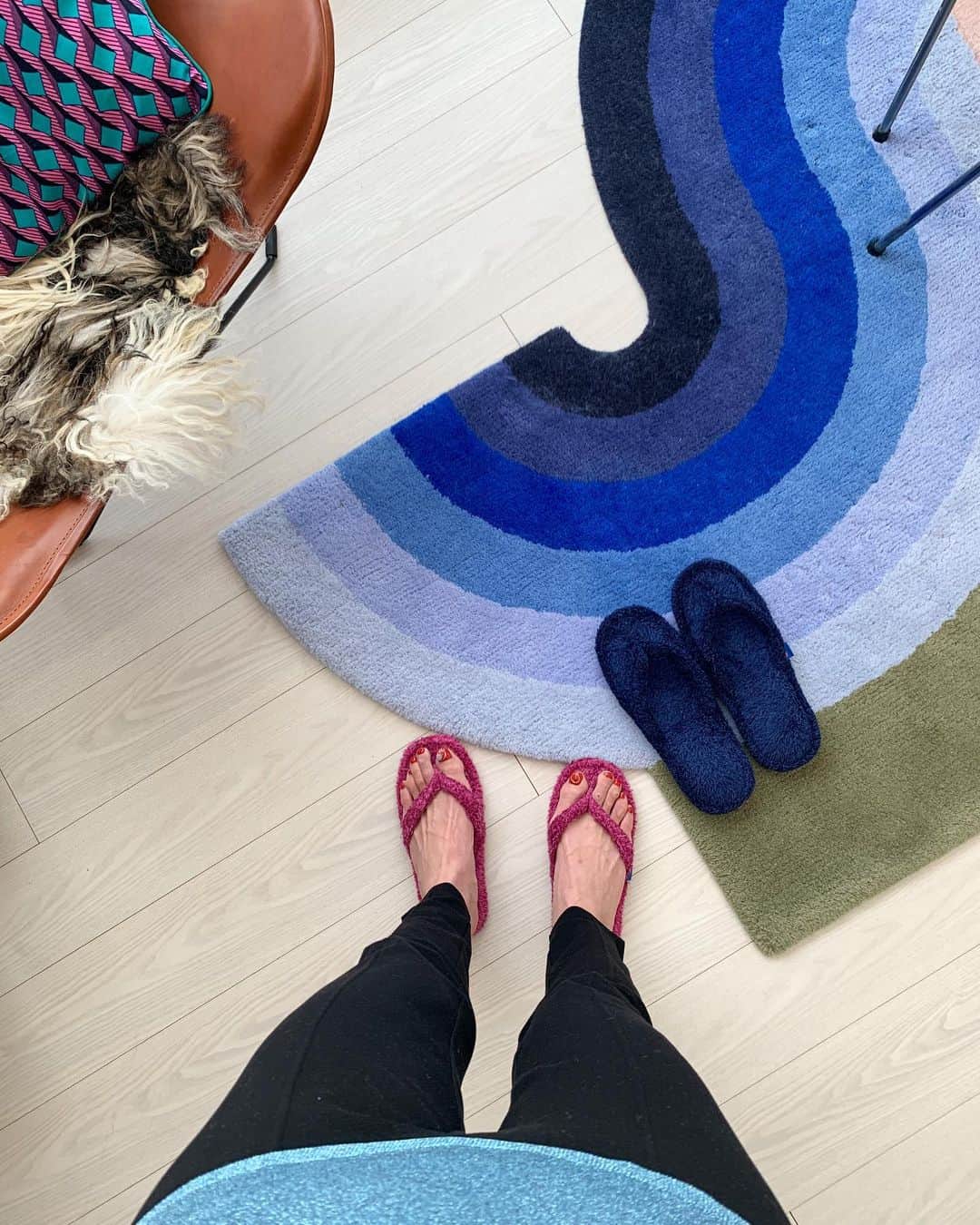 のインスタグラム：「・ ・ おはようございます  ルームサンダルの質問多々いただいたのでシェアしますね👣  これは　@hippopotamus_japan のもので 元々このタオルを使っていて好みだったから 夏はここのルームサンダルを履くようになった  hippopotamus🦛はオーガニックコットンとエコ素材の再生竹繊維をバランスよく交織することで爽快感がある 拭き心地の良いタオル たぶん5年以上は一筋に使ってる  ブランディングも好きだから夏から秋はこちらのスリッパ履いてます グレーだったかな？1つは履き潰して3代目はネイビー 大きめサイズしたら大きすぎた  2枚目▶️はお家のタオル ぎゅうぎゅう詰でお見苦しいけど… 😂 明るい気持ちになるこのエリアが好き カラーインスピレーションは印象派の絵画から インスピレーションを受けているそう ダメになるとお掃除で使い、新しいのを追加してます  何よりこのカラフルな色合いがお気に入りで 友人へのギフトでも使ったり  こう見るとわたしカラフルが好きみたい😊 ・ ・ #life #towel #A型だけどO型だと思います #stayhome #staysafe」