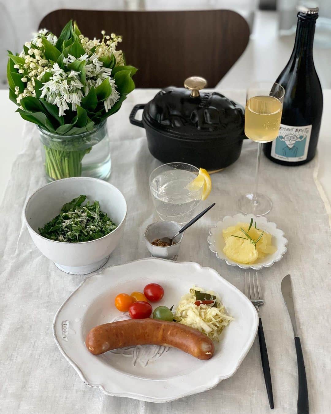 のインスタグラム：「・ ・ 4月最終日 いつもどおり早起きして掃除して 早朝軽くランニングとお礼参りに  今朝は　@metzgereikusuda のボイル用茶色い ソーセージが食べたくて走りに行く前に解凍しておいた  そしてとてつもなく泡が飲みたくなり スパークリーグウォーターじゃ足りず…朝シャン🍾😂 まぁミニグラスだから良いとしよう🥂  このソーセージは沸騰したお鍋の火を止め10分間蓋をしてテーブルの上で熱々を食べてね、という　@yassukusuda さんのメッセージを忠実に実行  そして豚だから　@staub_japan の豚の鍋でボイル🐖 プリっとして肉汁が溢れてチーズも入っていて美味しい 断面取り忘れ😂 @metzgereikusuda のソーセージ＆ベーコンは冷凍庫の must item  今日もステキないちにちになりますように🙏🏻 ・ ・ #life #おうちごはん #あさごはん # @beltsmitatokyo のケールでケールサラダ #ザワークラウト #🐖❌🐷 #stayhome #staysafe #yukoずキッチン」
