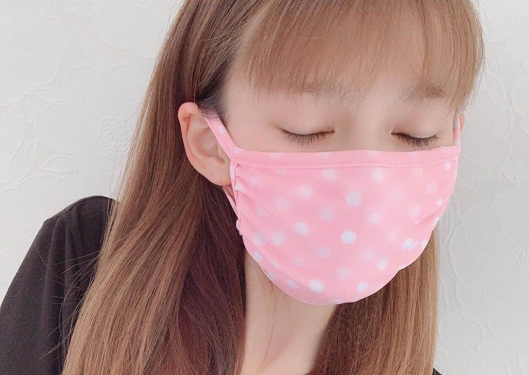 町田亜里香のインスタグラム：「洗って使えるマスク見たい！ とDM頂いたので残しておけるように… 投稿しておきます😷❤️ このご時世マスクないと外出こわすぎ🦠 なのにマスクなかなか買えない😰 だから洗えるマスク😷 持ってたら安心ですよね🥺✨ . . 私は女性用のものをつけてます！ 着用した感じはぴったり👏👏 普段のマスクも女性用や 小さめサイズを使ってます✨ 普段のマスクを通常サイズで買ってる方は、 男性用の方がいいかもです😷 . 生地はほんと水着👙 息もしっかりできます☺️ . 参考になったら嬉しいです！ . . @_andante_shop  ここで売ってます❤️❤️ . #マスク #水着マスク  #洗えるマスク #洗えるマスクゲット  #洗えるマスクデビュー  #デザインも可愛い」
