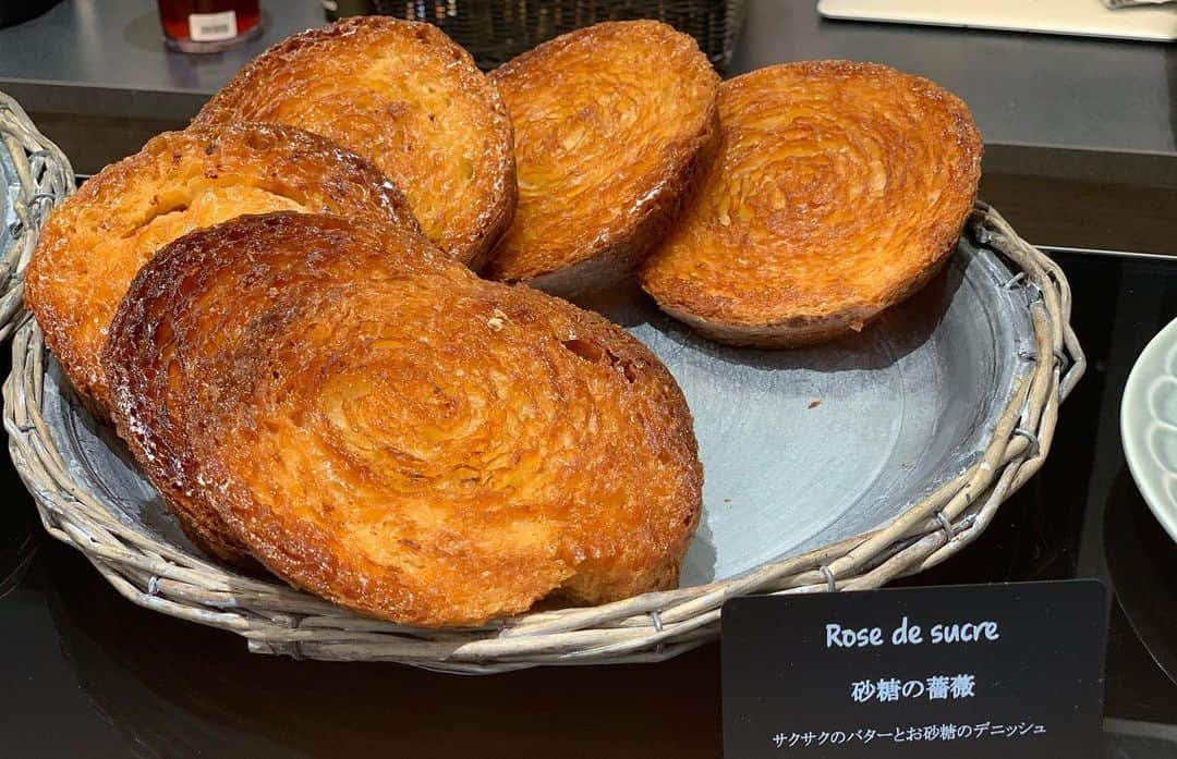 クック井上。さんのインスタグラム写真 - (クック井上。Instagram)「発売中 雑誌『#Komachi(コマチ)6月号』  片隅にクック井上。毎号連載コラム 【クック井上。の◯◯◯が流行ってるらしいよ。】 〝#都立大学 で仏のパンが流行ってるらしい。〟 と題して、『#ふじ森』をご紹介。  昨今の #高級食パン ブームとは一線を画す、#パン の本場 #フランス の風が吹くパン屋さん。  コラムは【文化新聞(題字:レキシ)】 #サニーデイサービス の田中貴さん #YogeeNewWaves の粕谷さん #スーパーササダンゴマシン さん らのコラムもあるコーナーですよ😃  #レシピ ＃グルメ #食パン #食パンブーム #パン屋 #パン好きな人と繋がりたい #🍞 #料理好きな人と繋がりたい #新潟 #Niigata #tokyo #ランチ #グルメ #野菜ソムリエ #アスリートフードマイスター #フードコーディネーター #食育インストラクター #bbqインストラクター #料理研究家 #料理男子 #料理芸人 #クック井上。」4月30日 11時31分 - cook_inoue