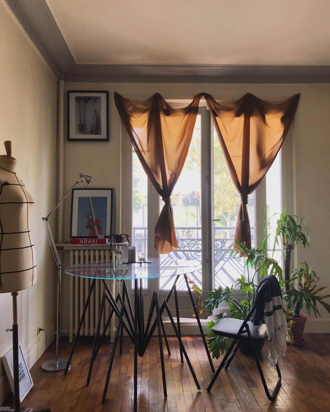 倉岡晋也のインスタグラム：「How are you ✔︎ I miss you, my sweet Paris home. 今頃のお家、そよ風気持ちいいだろうなー きっと植物は枯れちゃったよね、、 そろそろ衣替えしたいなー 落ち着いて、パリに戻れた時は お家帰って窓全開にして思いっきり深呼吸したい それだけで良い #stayhome #パリのお家」