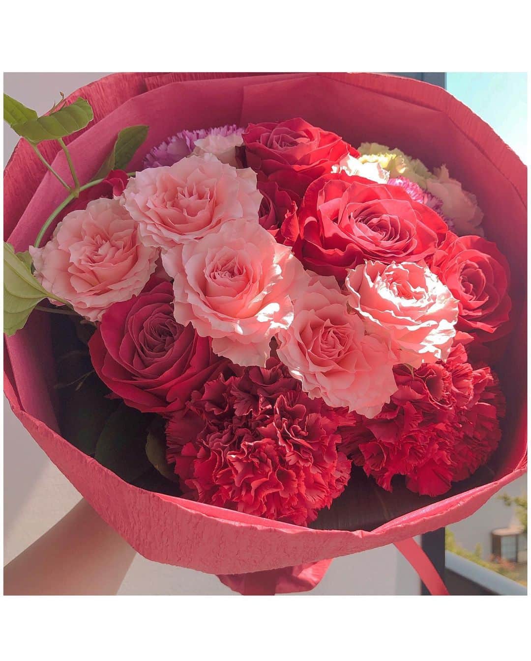 大田くるみさんのインスタグラム写真 - (大田くるみInstagram)「もうすぐ母の日💐 日比谷花壇のオンラインショップにはステキなお花がたくさんあるのでプレゼントをお探しの方におすすめです！ 綺麗なブーケを自分用のお花としてオーダーしたのですが、お家がすごく明るくなりました✨ ずっと家に篭りっぱなしだから、お花を見た瞬間すっごくテンション上がった～😭ㅤ ㅤ ストーリーにリンク載せておくので、気になった方はぜひ♡ 母の日限定アイテムの発売期間は5/7までです。ㅤ ㅤ #日比谷花壇 #母の日 #母の日ギフト #pr」4月30日 11時36分 - kurumimi1113