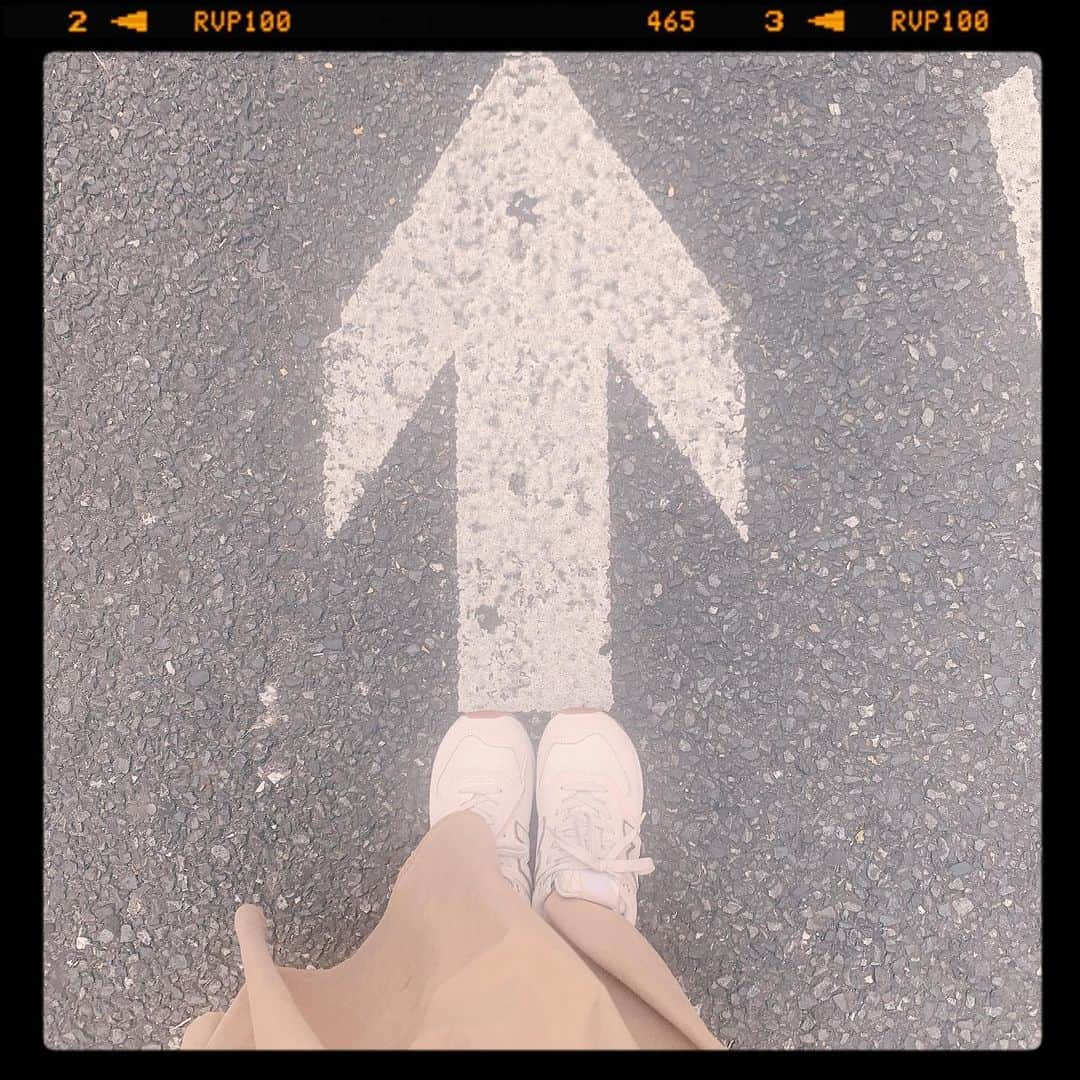 井口裕香さんのインスタグラム写真 - (井口裕香Instagram)「４月最後の日！ ⬆️ 👣 前に進みたいけど、進めていないような、、、？😕 ずっと足踏みしているような気がしちゃう。ときもある。 けど、振り返ったときに「あ、少しずつちゃんと前に進めていたんだなあ」と思える日がきっとくると思うから。 つらいときだけど、いまはもう少しだけ、ぐっと辛抱してがんばりましょう！辛抱、！ぎゅー！ #stayhome #staypositive  #おうちじかん #密を避けて #適度な運動 #おさんぽ #☺︎ #ゴロゴロウィーク🦥」4月30日 11時39分 - ooo31_iguchiyuka_31ooo