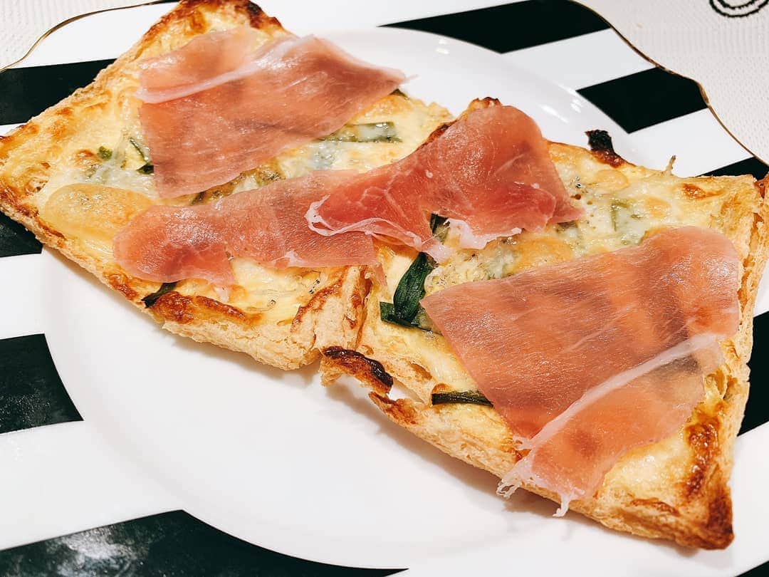尾崎由香さんのインスタグラム写真 - (尾崎由香Instagram)「#今日のゆか料理﻿ ﻿ 4月は、自炊のみの生活に‼️﻿ 人生初で、成長を感じてる…😂﻿ ﻿ そんなお昼ご飯は、﻿ ﻿ #油揚げの生ハムピザ　🍕﻿ ﻿ 癖になる味の和風なピザが♪﻿ ﻿ ﻿ #ピザ　#ランチ　#料理　#クックパッド﻿ #ヘルシー料理」4月30日 11時42分 - ozapure15