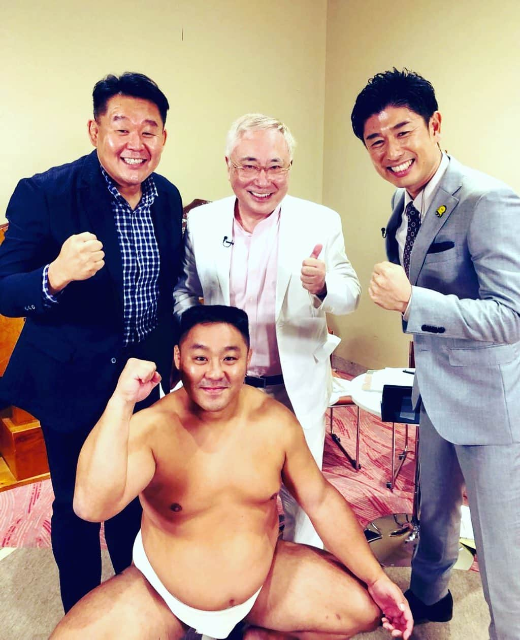 高橋大輔さんのインスタグラム写真 - (高橋大輔Instagram)「大相撲シリーズ！  花田虎上さん！高須院長！あかつさん！  Yes！  #大相撲　#実況　#ABEMA #アベマ　#AbemaTV #アベマTV #髙橋大輔　#高橋大輔　#若乃花 #高須クリニック #相撲芸人 #笑顔を忘れずに #イエス #yes」4月30日 11時45分 - daisuke_72