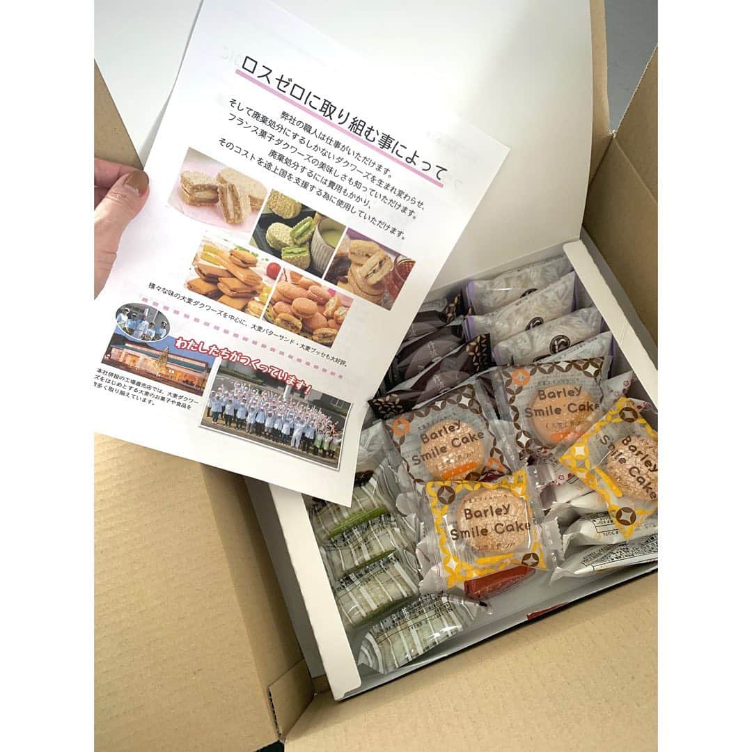 土井地恵理子さんのインスタグラム写真 - (土井地恵理子Instagram)「・ ちょっと前にかえさん @kaekusunoki から届いた グルテンフリーの大麦のタグワーズ❤︎ 'ロスゼロ'の取り組みをされているところからでした。 ・ 規格外のものや コロナの影響で売るのが難しくなってしまった食品などを 廃棄せずにここのサイトで販売 フードロスを減らす取り組みを。 そして売上の一部は発展途上国へ。 ・ ・ 他にもいろんな食品がたくさん。 私も買ってみようと思います✨ ・ thank you❤︎ ・ ・ #ロスゼロ #フードロス #sweets #タグワーズ #グルテルフリー #提携企業も募集してるみたい #ロスゼロで検索すると出てくるよ」4月30日 11時46分 - ericodoiji