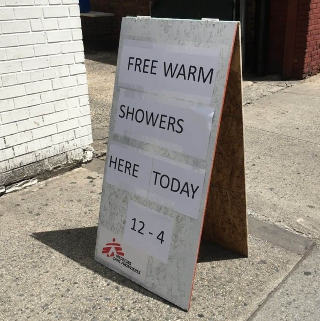 国境なき医師団さんのインスタグラム写真 - (国境なき医師団Instagram)「「あたたかいシャワー、無料でどうぞ」 . この看板が立てられているのは、ニューヨーク・マンハッタンの街角。衛生設備が身近にないホームレスなどの人びとに向け、国境なき医師団（MSF）が、無料のシャワーを提供しています。 . 今ニューヨークでは、新型コロナウイルスの感染拡大に伴い、多くの公衆トイレなどが閉鎖されています。そのような中、弱い立場に置かれた人びとが衛生を保てるよう、MSFは手洗い場の設置や無料シャワーの提供を行っています。 . 欧米で、アジアで、アフリカで。MSFは世界各地で新型コロナウイルス感染症への対応を展開しています。 ----------------- 新型コロナウイルス感染症の活動ニュースは公式サイトから。プロフィールのURLリンクからどうぞ→@msf_japan . ----------------- Photo © Michelle Mays/MSF . #国境なき医師団 #MSF #新型コロナウイルス　#アメリカ #ニューヨーク #マンハッタン　#newyork 　#manhattan #photooftheday #写真部 #写真好きな人と繋がりたい」4月30日 11時51分 - msf_japan