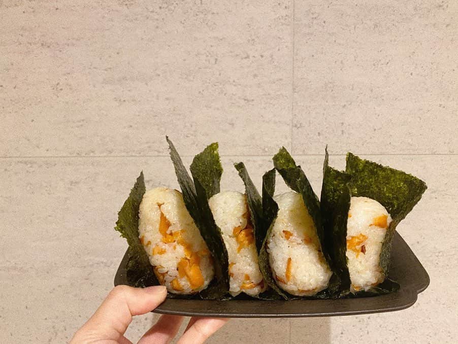 高橋愛さんのインスタグラム写真 - (高橋愛Instagram)「🍙 ㅤㅤㅤㅤㅤㅤㅤㅤㅤㅤㅤㅤㅤ ㅤㅤㅤㅤㅤㅤㅤㅤㅤㅤㅤㅤㅤ @_yumi_adachi さんから バトンを受け取ったので 久しぶりに おにぎりをつくりました☺️🙏🏻 ㅤㅤㅤㅤㅤㅤㅤㅤㅤㅤㅤㅤㅤ 具は、冷凍庫にあった 鮭を、鮭フレークに。 ㅤㅤㅤㅤㅤㅤㅤㅤㅤㅤㅤㅤㅤ しょっぱいの鮭フレーク を想像してたけど 甘くなっちゃった！ ㅤㅤㅤㅤㅤㅤㅤㅤㅤㅤㅤㅤㅤ でも、美味しかった🤔☺️👌🏻 ㅤㅤㅤㅤㅤㅤㅤㅤㅤㅤㅤㅤㅤ 次は、猫ちゃん大好き お料理上手の  @itotomohirollr さんに バトンをお渡しします😊🙏🏻 ㅤㅤㅤㅤㅤㅤㅤㅤㅤㅤㅤㅤㅤ #祈るおむすびバトン  #おにぎりって #やっぱり美味しい☺️ ㅤㅤㅤㅤㅤㅤㅤㅤㅤㅤㅤㅤㅤ  ㅤㅤㅤㅤㅤㅤㅤㅤㅤㅤㅤㅤㅤ」4月30日 11時52分 - i_am_takahashi