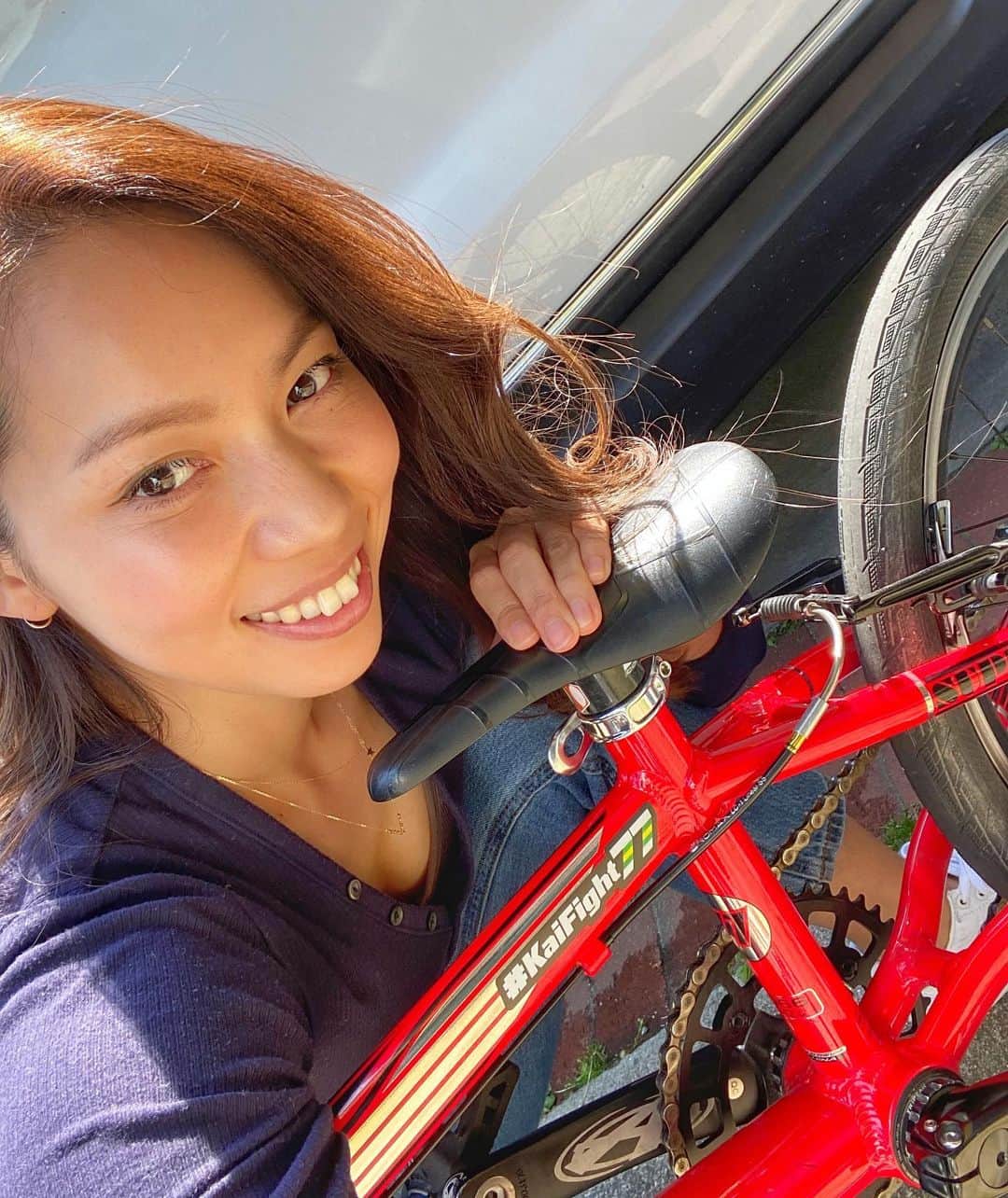 飯端美樹のインスタグラム：「@firsttrack_athlete_agency から#kaifight77 のステッカーが届いたので愛車に💚💛 ステッカーの購入が @sakakibarakai への応援になりますので、よろしくお願い致します🌈」