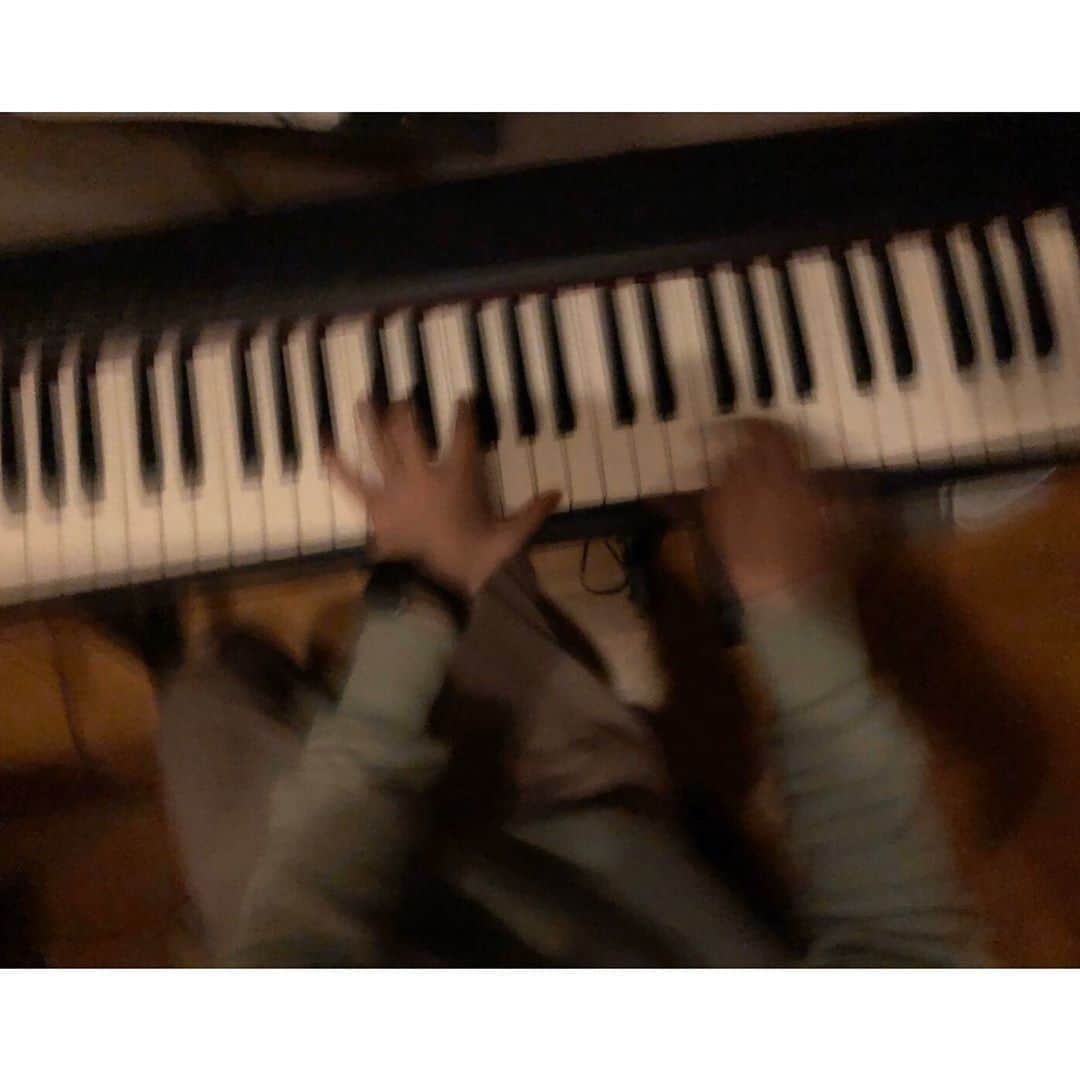 Saoriさんのインスタグラム写真 - (SaoriInstagram)「十年ぶりにピアノのレッスンを受けることにした。﻿ 先生にはまだ、﻿ セカオワだってこと隠してます。笑  #オンラインレッスン」4月30日 12時03分 - saori_fujisaki