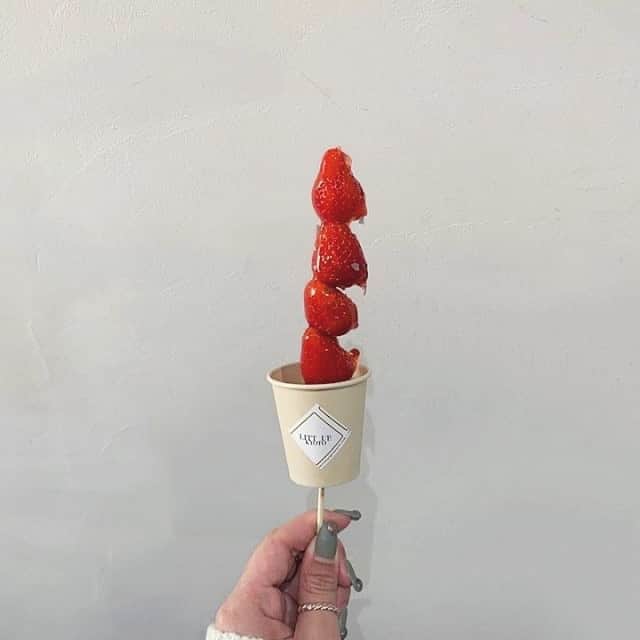 isutaさんのインスタグラム写真 - (isutaInstagram)「インスタ映え間違いなしのシックなカフェ♡﻿ ﻿ ﻿ カラフルなドリンク、フード、テイクアウトのいちごあめなど、まさにトレンドのものを詰め込んだ京都のカフェが「litt up. kyoto（リットアップキョウト）」。﻿ ﻿ ﻿ 白やグレーがベースとなった店内は、雑誌などのおしゃれな装飾品で溢れており、どの空間を写真に納めてもまるで海外にいるようなシックな雰囲気。﻿ ﻿ ﻿ ドリンクやフードの見た目はもちろん、味もとってもおいしいんだそう♡﻿ ﻿ ﻿ 気になる方はぜひチェックしてみてください！﻿ ﻿ ﻿ 【litt up.kyoto】﻿ IG：@litt_up_kyoto﻿ 住所：京都府京都市東山区本町6-14 2F﻿ 営業時間：10:00～18:00﻿ 定休：不定休﻿ ﻿ ﻿ photo by﻿ @_02mi__﻿ @piko_.o0﻿ @_____n0a__﻿ ﻿ ﻿ #isuta #イスタ #isutapic﻿ #isutacafe #カフェ巡り #おしゃれカフェ﻿ #カフェスタグラム #京都カフェ #京都カフェ巡り﻿ #cafe #七条カフェ #七条﻿ #cafestagram #カフェ #カフェ好き﻿ #お洒落な人と繋がりたい #カフェ部﻿ #カフェ好きな人と繋がりたい #京都観光 #いちごあめ」4月30日 12時09分 - isuta_jp