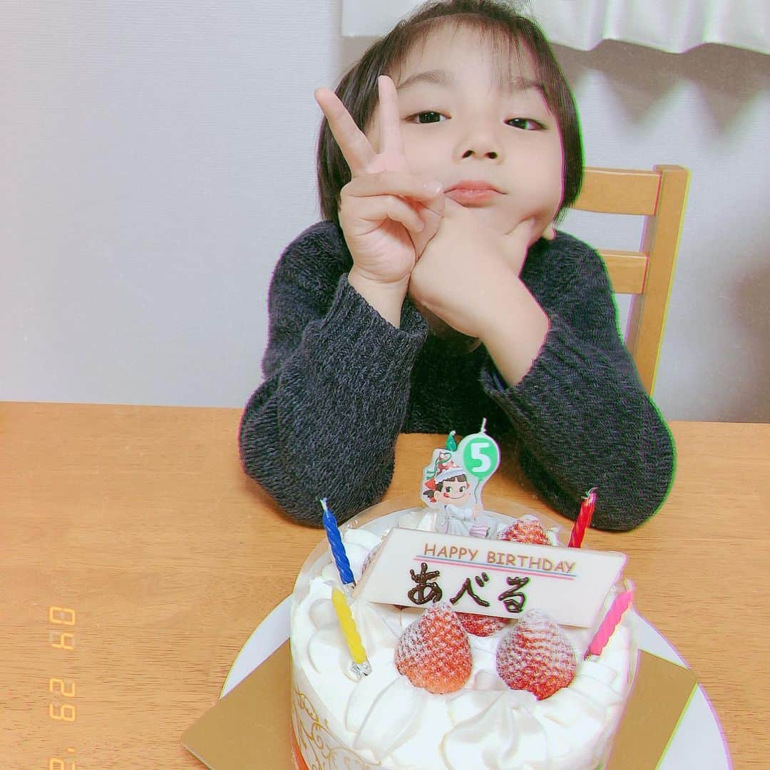 菊地あやかさんのインスタグラム写真 - (菊地あやかInstagram)「. ♡2020.04.30♡ あべる5歳のお誕生日おめでとう👦🏻🎂 昨日はpapaもお休みだったので 1日はやく家族揃ってお祝い🍽🤍 こども達がだいすきな不二家やってて ありがたい🥺近いのもあって尚更🥺 (こども達絶対ショートケーキえらぶ) これからも元気に育つんだよ𓂃 𓈒𓏸 本当にいいお兄ちゃん。頼もしいぞ♡ #5歳誕生日 #お誕生日おめでとう  #3人兄弟 #お兄ちゃん #4月生まれ #我が家の男みんな4月生まれ」4月30日 12時13分 - ayaka_official06