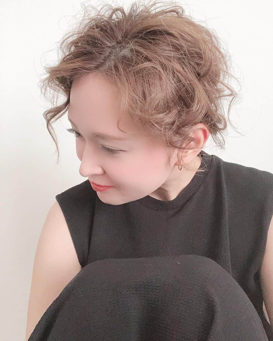 佐々木かいさんのインスタグラム写真 - (佐々木かいInstagram)「久しぶりにメイクして、ショートヘアに飽きてきたので18mmのコテでくるくるしたらただのチリチリ頭になった気がして爆。これは正解なのか不正解なのかよくわからない仕上がりになった🍙🌀。笑笑笑 でも、やっと結べるくらいの長さになってきたからうれしい🍊🍊🍊 ・ #この頭でスーパー行けない #ということは#不正解なのだろう #微かに微笑んでるけど #コテで巻きすぎてスーパーに行けなくなった不正解ヘアスタイル ・ ・ #ショート#ショートヘア#くるくる頭#short#shorthair #shorthairstyle #ヘアアレンジ#髪の毛伸びてきた#伸ばし中 #くるくる#hairarrange」4月30日 12時14分 - kai_s_1213