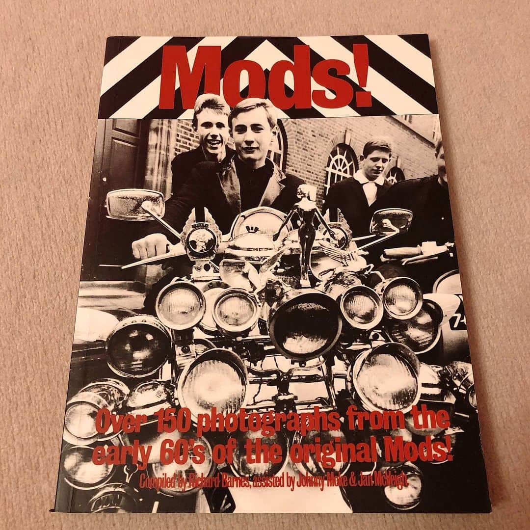 千秋さんのインスタグラム写真 - (千秋Instagram)「おざから回ってきた『ブックカバーチャレンジ』、2冊目はこちら。 【Mods！】 今日はおねえさん的存在の @madonna に回します📚  #ブックカバーチャレンジ #mods #モッズ #バイブル #モッズvsロッカーズ の抗争を知ってるかい？ #わたしはどちらも好き #どちらのファッションも通った #ブライトン #カルチャー #19歳の頃に買った #bookcoverchallenge #千秋読書クラブ」4月30日 12時18分 - chiaki77777