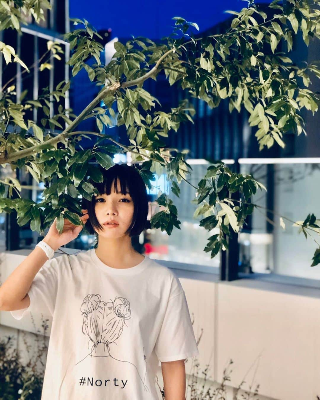 佐藤綾衣のインスタグラム：「いつしかの写真 題名をつけるなら 緑とTシャツと私。  #tシャツ  #佐藤綾衣 #撮影 #渋谷 #shibuya #japanese #japanesegirl #tokyo」