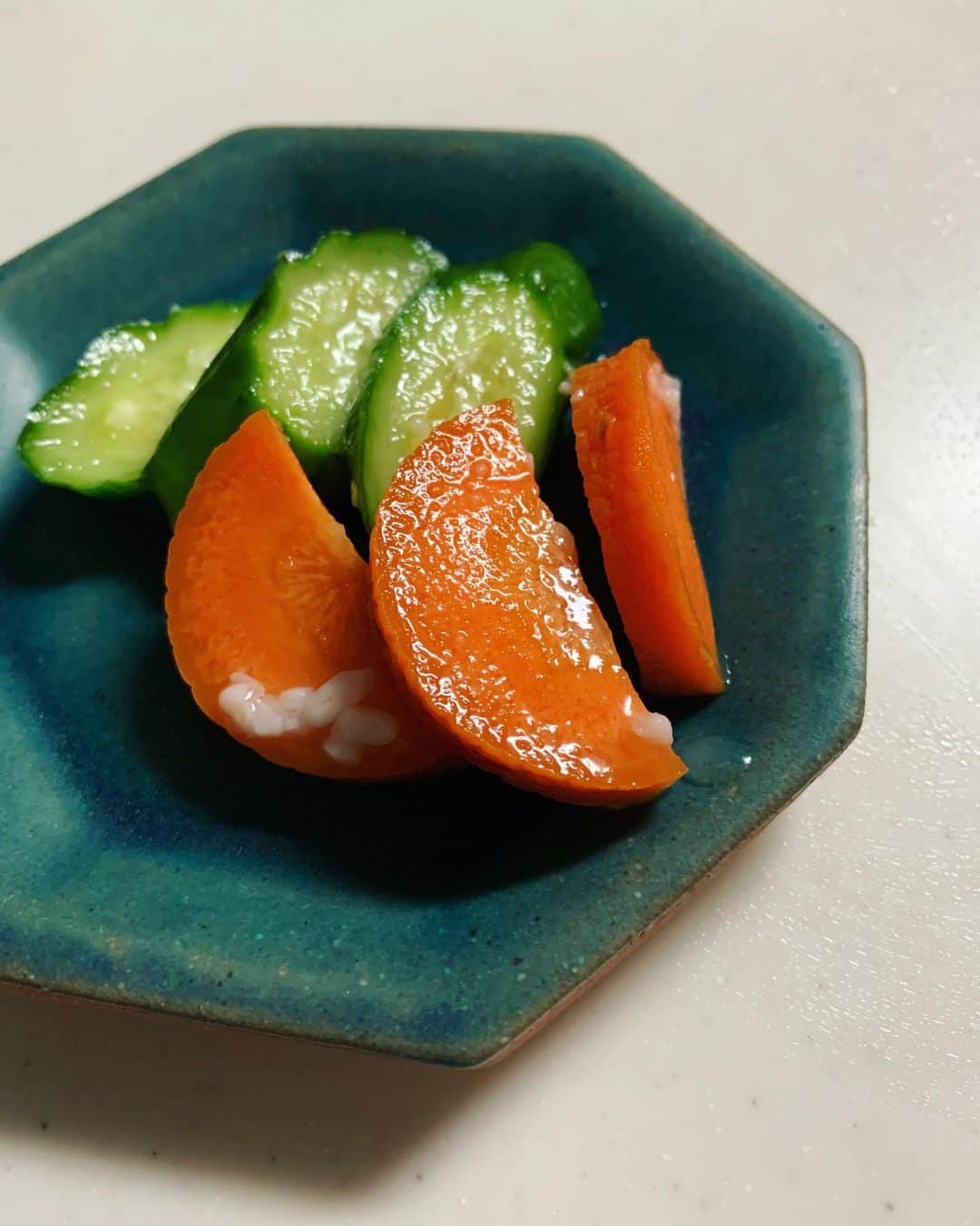 二ノ宮和佳子のインスタグラム：「塩麹がなくなったので２週間前に作って、昨夜野菜を漬けたんだけど... なんか、今回の塩っぱい... ご飯が進んで困る  #自家製塩麹 #塩麹漬け #塩加減どうしてます？ #発酵が足りないの？ #教えてくださーい」