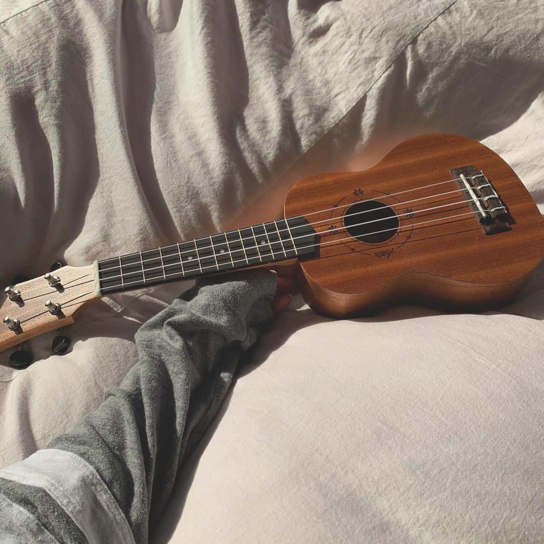 井上沙紀のインスタグラム：「おとといから始めました✌️2020/4/28 start🏝 #ウクレレ #ukulele」
