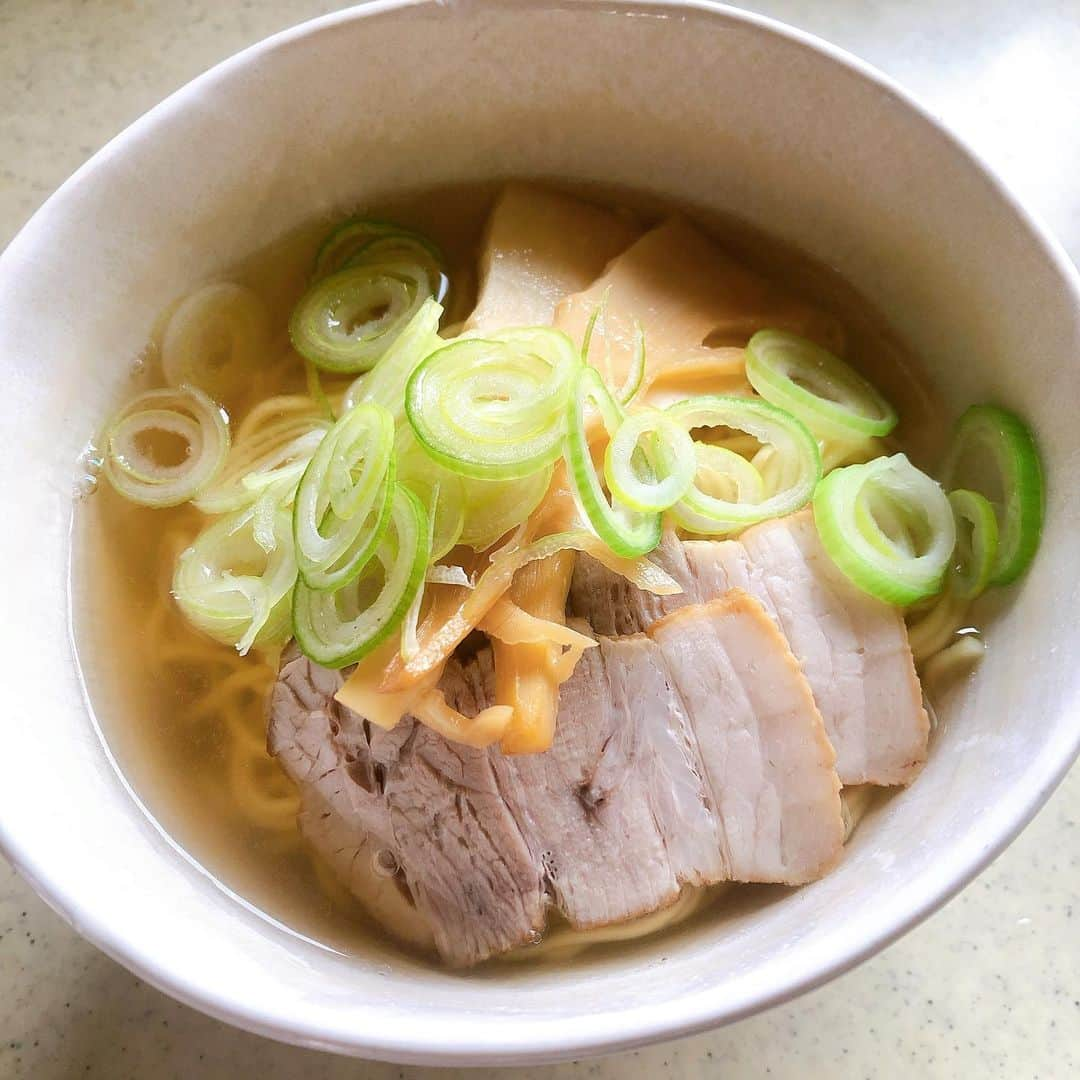 SHINOBUさんのインスタグラム写真 - (SHINOBUInstagram)「自粛中 大好きラーメン食べに行けないから 自宅ラーメン✌️ チャーシュー昨晩から仕込み メンマも今朝作って 醤油ラーメン完成させました👄 インスタントとはまた違う 味わい🤩🤩 おいち #自粛生活 #コロナに負けない #自宅ご飯」4月30日 12時45分 - shino_boo81