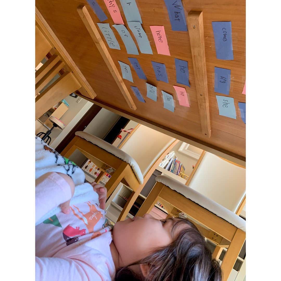 バイリンガル3兄妹さんのインスタグラム写真 - (バイリンガル3兄妹Instagram)「今日の宿題 「紙に単語を書いて、テーブルの下に貼って、寝っ転がって覚えよう！」 でした。  ただ単に「単語を覚えましょう」 じゃなくて  こうやって遊びを交えてやり方指示してくれるの本当に助かるし、楽しい！  机の上に座って覚えようとするより 断然このやり方のがおはなの集中力が持続したので  全ての子供にお勧めしたいやり方です😂  皆さんもぜひ！♡ #homeschooling  #stayhome」4月30日 12時48分 - yucgram