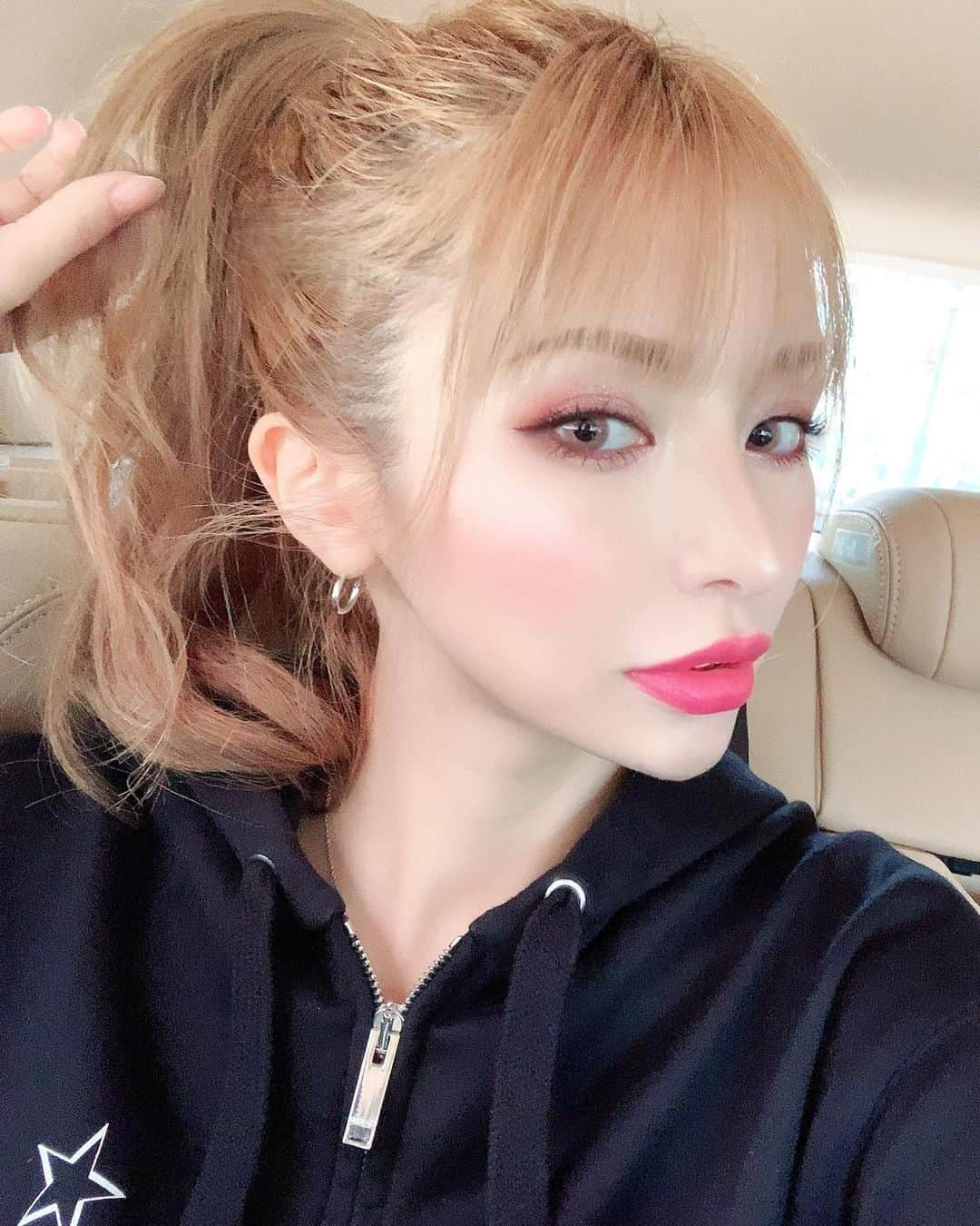 門りょうさんのインスタグラム写真 - (門りょうInstagram)「久しぶりのポニテール👱🏻‍♀️👱🏻‍♀️👱🏼‍♀️ 今日22℃ 春来たからピンクメイク そしてみんながすきな横顔（笑） 撮影いってくるからいってらっしゃいって言って」4月30日 12時57分 - rio19891015