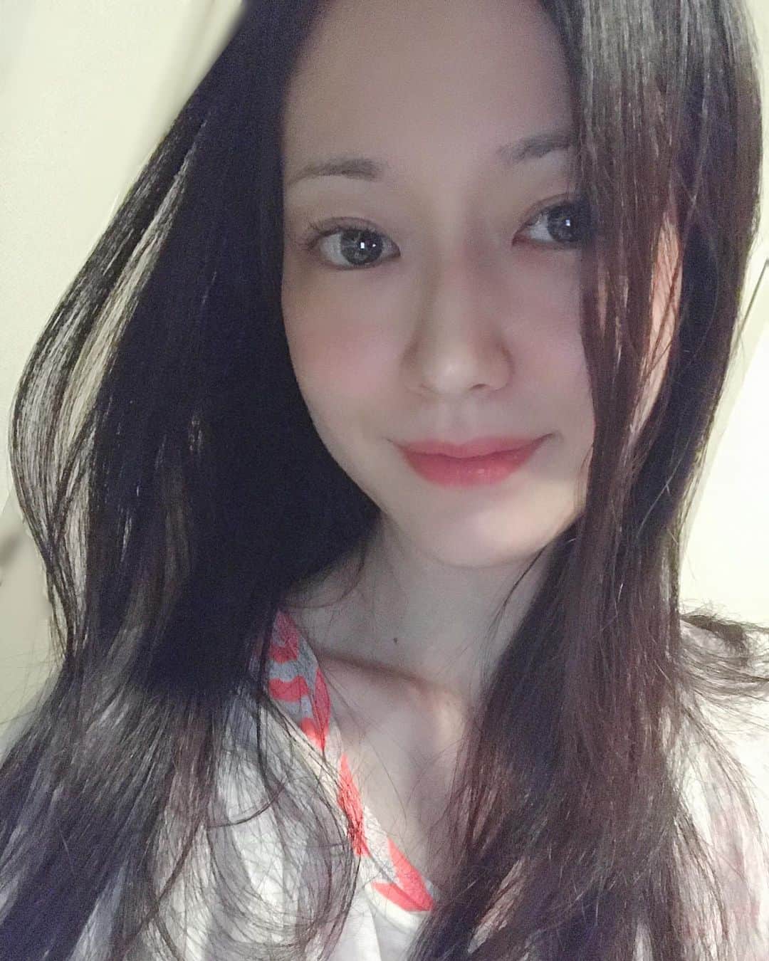 のインスタグラム：「GWが始まってるのを知らない私を 今日も支えてくれた りさfamilyありがとうございました😚 💗  夢でね〜😌 💎  #ぎゅーっnight •*¨*•.¸¸☆*･ﾟ #吉山りさ #me #night  #フリーモデル #アラフォーママ #モデル #model #Japanese #バスタオル女子 #バスタオルモデル #温泉ソムリエ #温泉モデル #温泉女子 #写真 #40代 #美容 #美肌 #化粧品 #大好き#goodnight #sleepy #すっぴん #😴 #sweetdreams #おうち時間 #ロングヘア #longhair #mom  りさfamily💗 愛してる〜ヽ( ^ー^)m(^ー^ )丿💗 #dream」