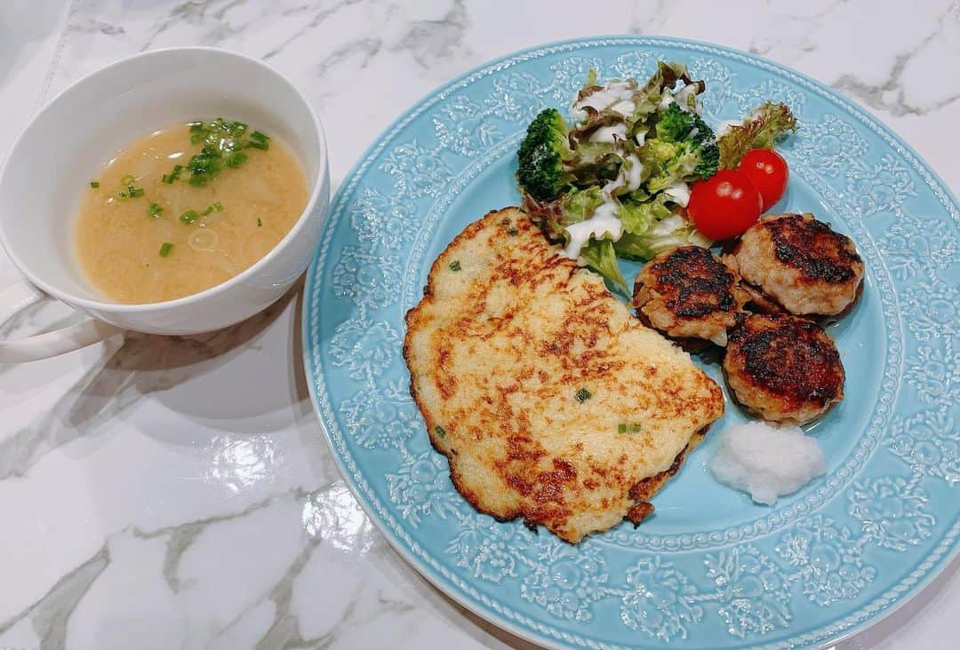 田中れいなさんのインスタグラム写真 - (田中れいなInstagram)「. #れーなご飯 👩🏻‍🍳山芋鉄板焼き 椎茸の肉詰め 大根おろし付き ゴボウのお味噌汁👨🏻‍🍳 でーす(  ᐛ ) 椎茸の肉詰め焼きすぎたかなって思ったら みんな このぐらい焼いたのが好きなんだって！よかったー😂 たしかに私も 椎茸とかピーマンよく焼いたのが好きです🤔 人それぞれ好みは違うね！ 食べてくれる人の好みに対応出来て喜んでもらえる料理人になりたいなぁ♡ ←ん？(笑) *☼*―――――*☼*――――― #おうち時間 #料理 #れーなご飯 #クッキング #山芋 #椎茸の肉詰め #ゴボウ #お味噌汁 #よく焼き #photo #instagram #instagramjapan #cooking」4月30日 23時51分 - tanakareina.lovendor