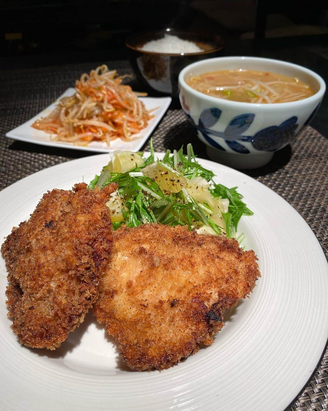 中倉隆道さんのインスタグラム写真 - (中倉隆道Instagram)「. 今夜はガッツリ飯😋👍 . チキンカツ🍗 . むね肉をフォークで何ヶ所かぶっ刺して、塩麹、みりん、酒、水、生姜を入れたジップロックに半日浸けたらふっくらウマウマなお肉に大変身！！ . 日向夏と水菜サラダでさっぱり♬ . . はぁウマウマ😋💕 . . 今夜も恵みに感謝🙏 おいしゅーございました☺️ . . #チキンカツ #チキンカツ定食 #日向夏 #日向夏サラダ #晩御飯 #ベジめし #夜ご飯 #オウチゴハン #男ノ料理 #dinner #vegetables #時短レシピ #ダイエット #diet #ダイエットメニュー #オトコノキッチン #料理愛好家 #フリーアナウンサー #柿ピー研究家 #中倉隆道」4月30日 22時20分 - ryudo.tokyo