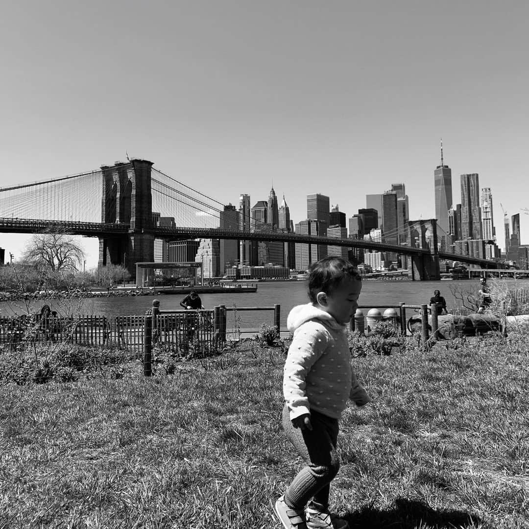 大塚良子のインスタグラム：「今週は雨模様のNY 友達や家族が送ってくれたマスクが届き感謝でいっぱいの今朝です。ありがとう。  なんだか毎回の様に感動してしまうクオモ知事会見、 昨日は全国からNYに送られてきたマスクのパッチワークを見せながら〝これは愛だ、アメリカの自画像だ〟とNY市民を励ましました。  再開についてのガイドラインも日々フェーズごとに細かくアナウンスされ始めました。またNYの地下鉄はとても汚いので毎日殺菌処理する計画を明日までに立てるそう。利用者は減ってるのに犯罪率は増えてる、、 差別もあるし公共機関はしばらく使えないなー。  またデブラシオ市長からは今回の危機を通して人種間格差の構造による問題も明確になったということで今後は特に被害を受けたヒスパニック系やアフリカ系の方々に対する対処を迅速に進め将来的には全ての市民が公平に回復していくようタスクを作るとの事。早い再開を願う一方で問題も不安も沢山、少しずつ街が回復していきますよう。#stayhome #stayhealthy #staysafe  #staystrong #newyork #nyc  I heard that Governor Cuomo was impressive once again. Today he showed the mask patchwork sent to NY from all over the country and he said "This is love, it is an American self-portrait." Encouraging conferences can keep you motivated., and the guidelines for unpausing the city are beginning to be announced in detail for every phase. In addition, Mayor De blasio has also revealed the problem of racial disparity and economic inequality during this pandemic. This will be one of the biggest challenges for this country for moving forward. I am hoping for a quick restart. There are many problems and anxieties, but the city will gradually recover」