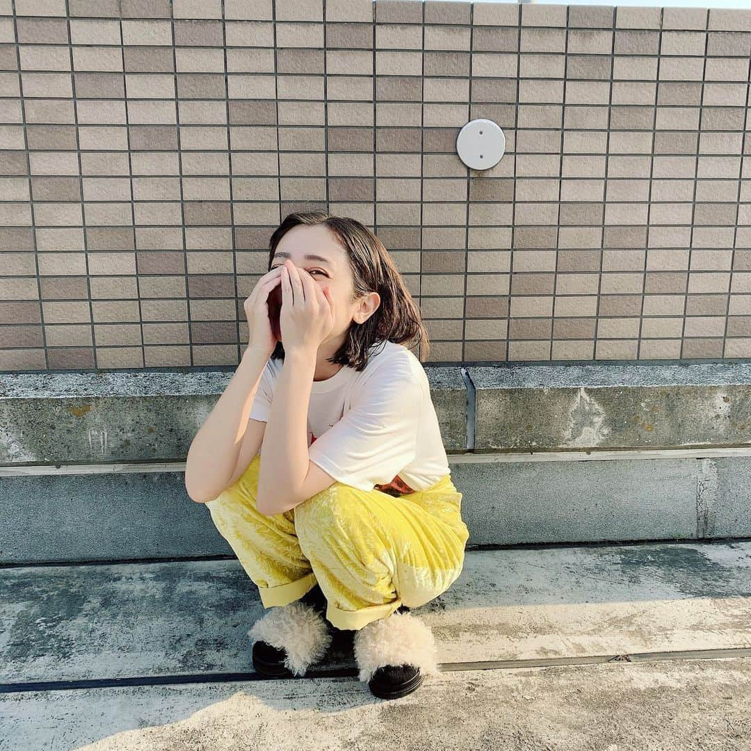 安達祐実さんのインスタグラム写真 - (安達祐実Instagram)「💛🤍💛 身体のわりに手が大きいって、よく言われる。たしかに😳」4月30日 22時30分 - _yumi_adachi