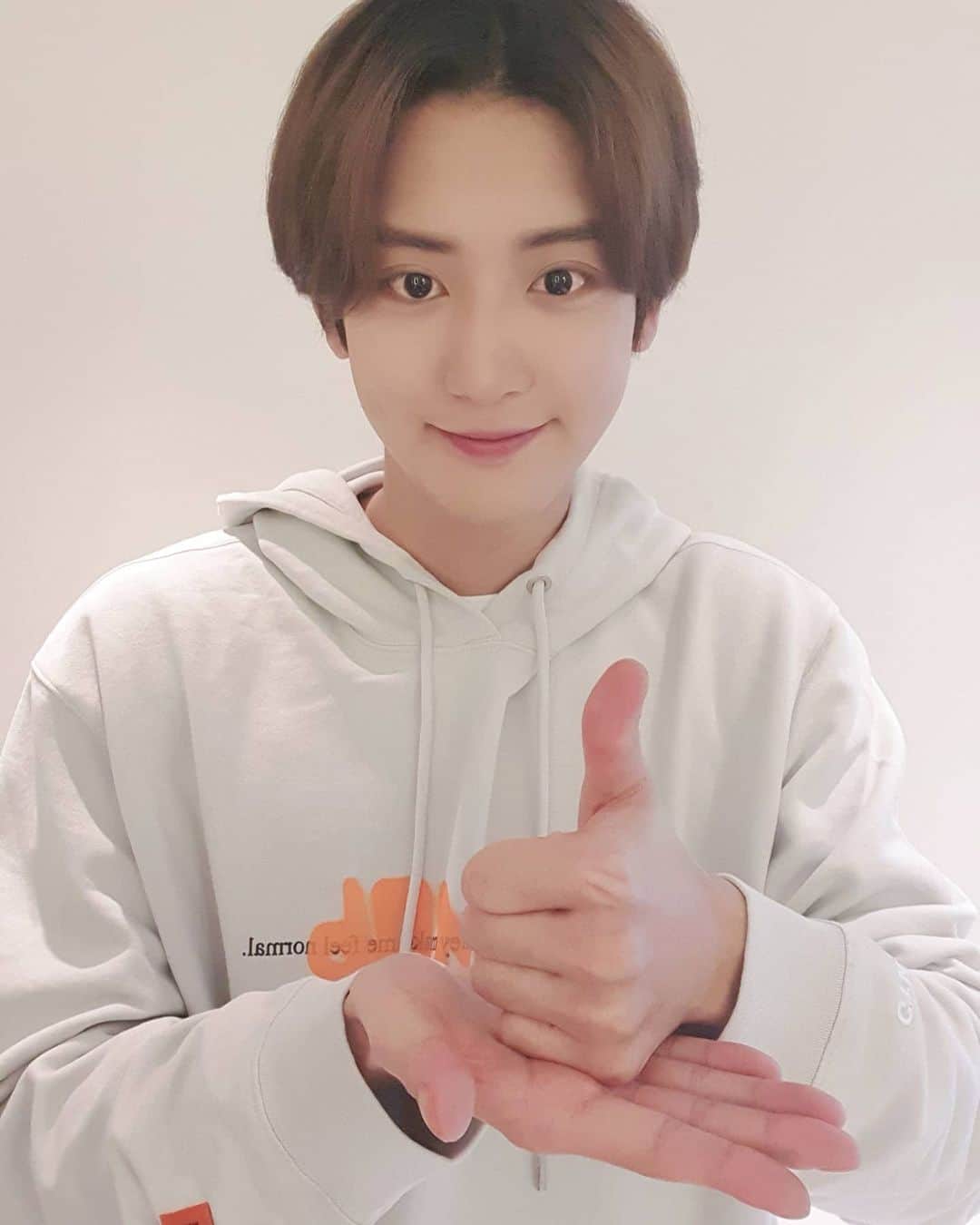 のインスタグラム：「배우 오정세 형님의 지목으로 #덕분에챌린지 에 참여하게 되었습니다. 코로나19와 힘겹게 맞서 싸워주시는 의료진 여러분들께 마음 깊숙히 존경하고 감사합니다.  저와 함께 응원을 이어나가실 분들은 정경호 형님 @jstar_allallj  개코 형님 @gaekogeem  세훈이 @oohsehun  입니다.」