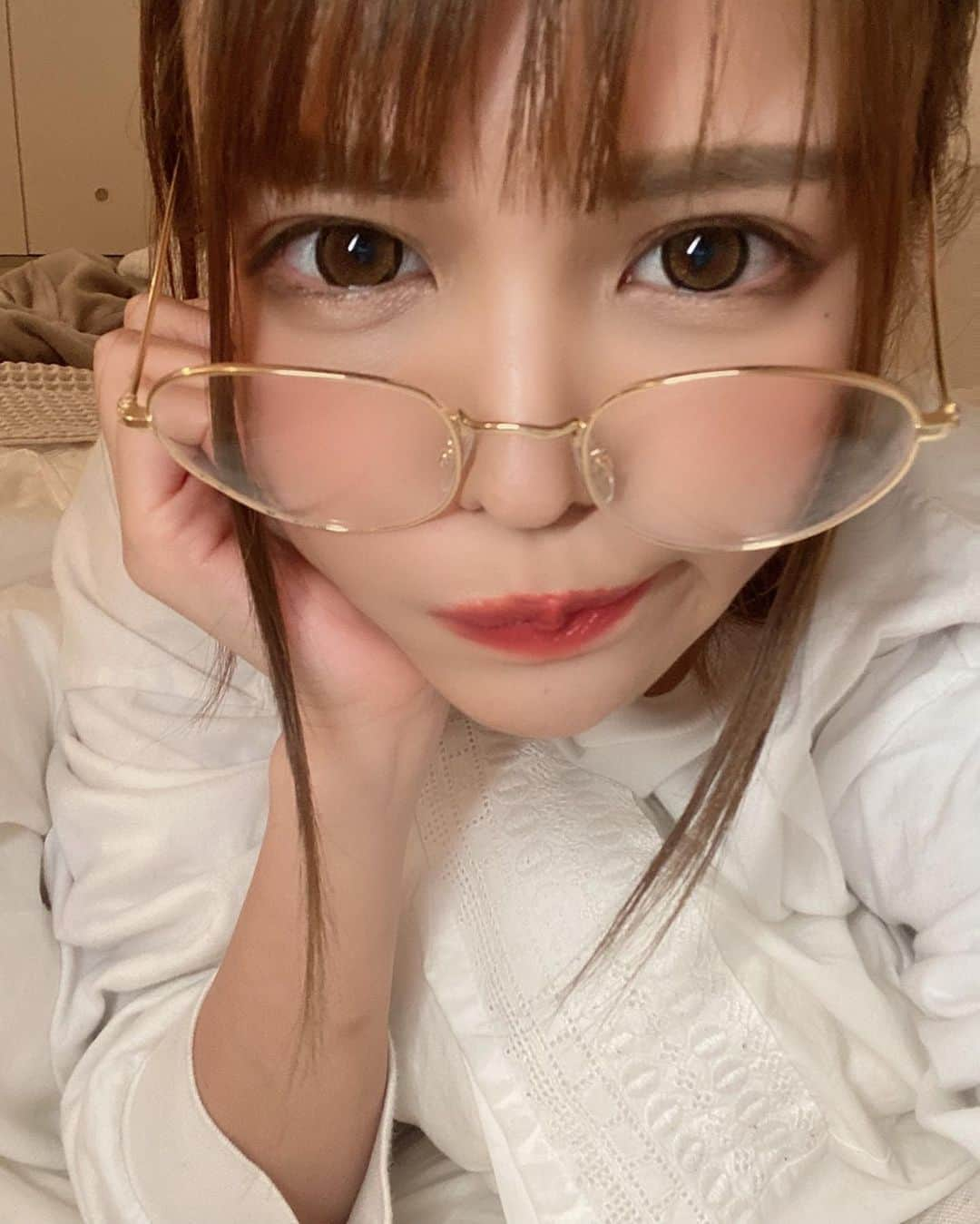 ななぴさんのインスタグラム写真 - (ななぴInstagram)「おうちすたいる🏠﻿ ハーフアップお団子×メガネ👓﻿ ﻿ ﻿ カラコンめっちゃよく聞かれるので載せておきます…𓇳﻿ ﻿ ハニーキスの1month﻿ ちゅるんブラウンがお気に入りです！﻿ ﻿ こういうちゅるん系欲しかったんだが﻿ 黒縁あるけどこれはエイリアン👽﻿ にならずに使えてうれしい🤪💕﻿ ﻿ ﻿ 派手すぎないし、ちゅるんてするし﻿ ロリ系の人にも似合いそう…👶🏼﻿ ﻿ ﻿ @hotel_lovers.official﻿ ここから買えるよ☝︎☻﻿ ﻿ ﻿ ﻿ ﻿ #カラコン #ホテラバ #ハニーキス #ちゅるんブラウン #カラコン着画 #カラコンレビュー #カラコンレポ　#メガネ女子　#おうち時間　#ぱじゃま　#ロンT #ショートヘア　#お団子　#ハーフアップ　#ボブ　#ショート女子　#ショートボブ　#ボブ女子　#メガネ　#伊達メガネ　#だてめ　#自粛期間　#おうちすたいる　﻿ ﻿ ﻿」4月30日 22時32分 - __nanapgram__