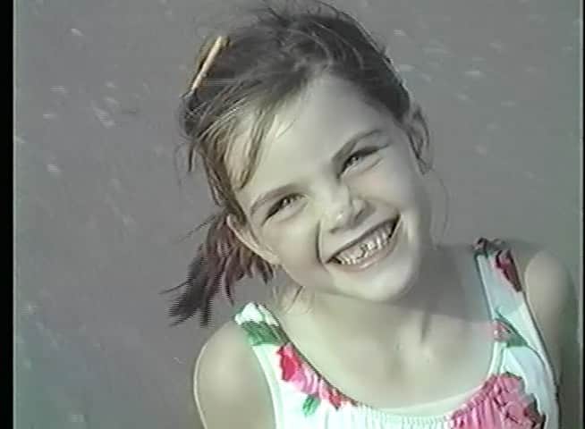 ヒラリー・ローダのインスタグラム：「#tbt Outer Banks 1993 🏄🏻‍♀️ just got all the VHS tapes back that I had digitized – I used a company called Everpresent for those that were asking and they did a great job! 💕」