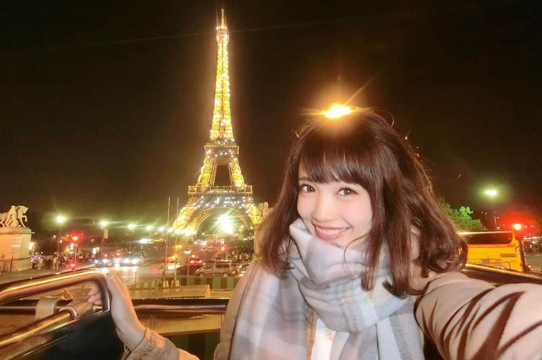 浅井麻里さんのインスタグラム写真 - (浅井麻里Instagram)「🌠🌠﻿ ﻿ パリ🇫🇷エッフェル塔の夜景💫﻿ ﻿ オープントップバス(屋根がないバス)で﻿ 夜フランス市内を巡った時の🚌﻿ 風に吹かれながらオシャレな街並みの中走ってくの﻿ 最高に気持ちよかった💕😆﻿ ﻿ 正面にエッフェル塔が見える位置で﻿ 止まってくれて、撮れた一枚❤️﻿ なんか後光さしてるけど（笑）お気に入り❤️﻿ ﻿ エッフェル塔の時間によって変わるキラキラ﻿ めーっっちゃ綺麗だったなぁ✨😍﻿ ﻿ ﻿ 実はこのバスに乗る前に、﻿ パリで悪質なスリに遭ったの！！😭💦﻿ 怖かったー！！💦﻿ 警察行ったりかなり大変でした👮‍♂️🚓﻿ (この話に興味もってくれた人は、﻿ 明日のライブ配信で聞いてね！🤣笑﻿ ライブ配信についてはストーリーへ✨)﻿ ﻿ もはやネタというか、﻿ 旅行ならではのハプニングでした(*¯ㅿ¯*;)﻿ ﻿ ﻿ #エッフェル塔#夜景#フランス#ヨーロッパ旅行#パリ#フランス旅行#France#Paris#travelgirl#instagenic#EiffelTower#ヨーロッパmari」4月30日 22時44分 - mari_asai_625