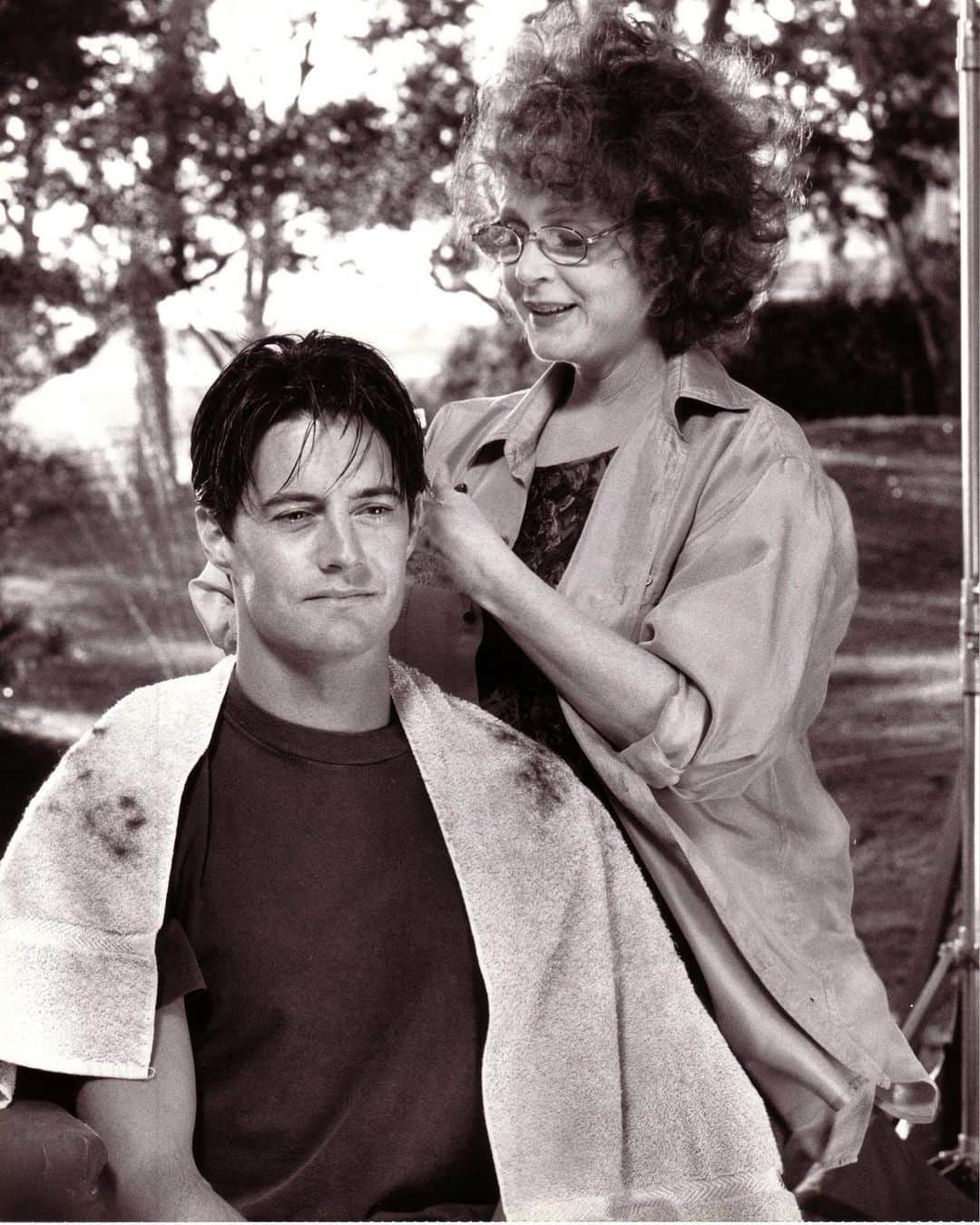 カイル・マクラクランさんのインスタグラム写真 - (カイル・マクラクランInstagram)「A haircut from Piper Laurie on the set of #RichinLove. We worked together on this film not long after #TwinPeaks. She could wield a pair of scissors with such precision, there was very little kerf. ⁣ ⁣ Have you cut your hair in the past few weeks? Tag me in your #QuarantineHaircut and I might share yours later today! #TBT」4月30日 22時39分 - kyle_maclachlan