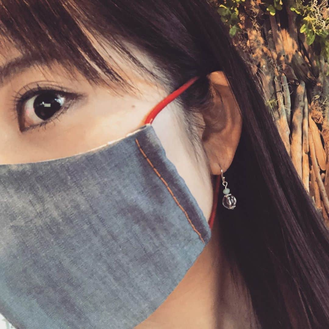 黒田菜月さんのインスタグラム写真 - (黒田菜月Instagram)「ツートン❤️🧡 #デニムマスク #ステッチ #アシンメトリー #手作りマスク #布マスク #外出自粛 #まだまだ続く #でも仕事もしなきゃ  #刺繍 #刺繍初心者 #ガーゼマスク #肌に優しい  #マスク作り #マスク職人 #おしゃれマスク #マスク女子 #女子アナ #アナウンサー #おうちじかん  #おうち時間向上委員会  #おうち時間を楽しむ  #マスク寄付したい  #マスク欲しい人と繋がりたい  #stayhome #マスク不足 #医療従事者にマスクを  #私たちは布マスク  #布マスクの方がつけ心地は良い  #布マスクの方が肌荒れしない  #布マスクの方が気持ちいい」4月30日 22時43分 - nyaaatsuki_krd