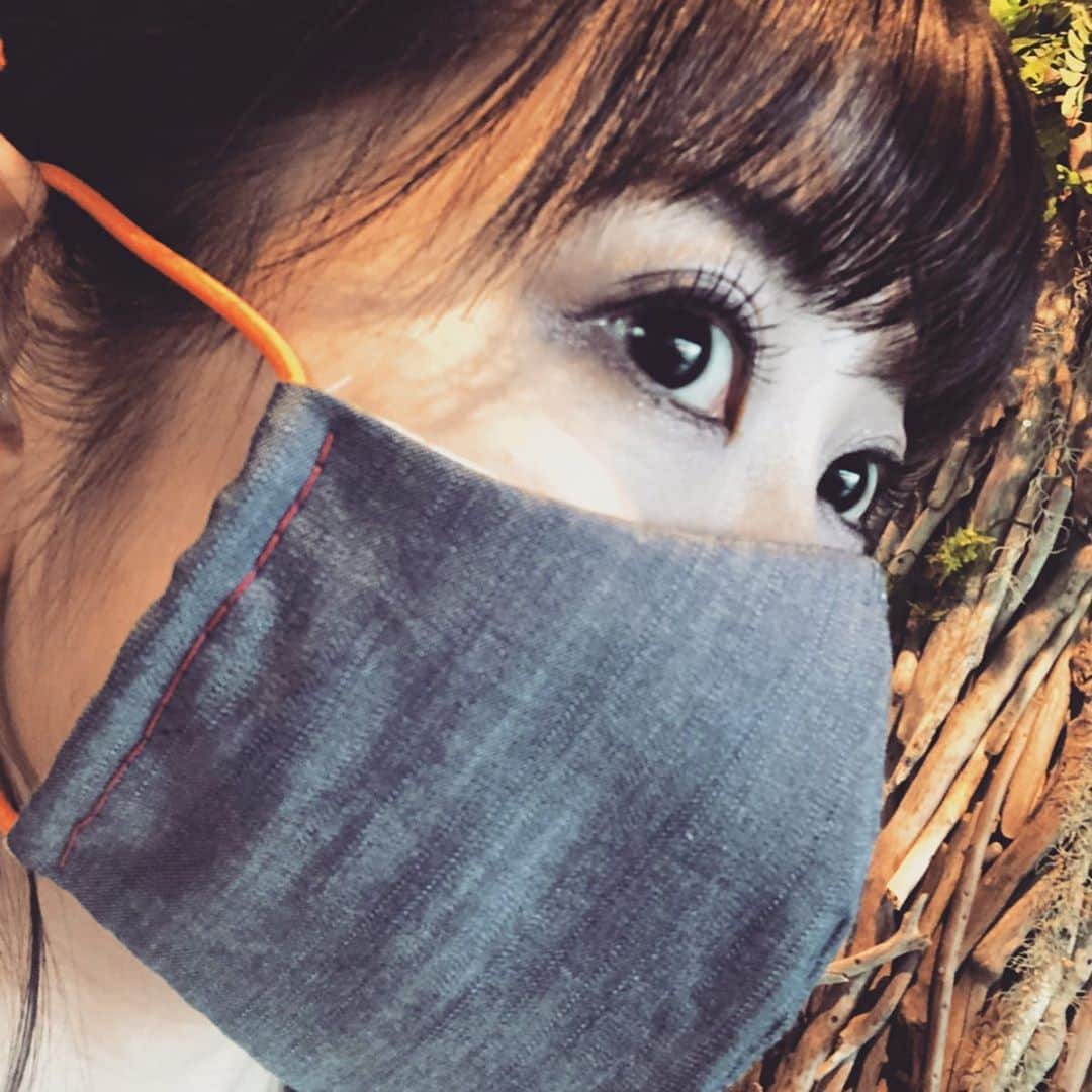 黒田菜月さんのインスタグラム写真 - (黒田菜月Instagram)「ツートン❤️🧡 #デニムマスク #ステッチ #アシンメトリー #手作りマスク #布マスク #外出自粛 #まだまだ続く #でも仕事もしなきゃ  #刺繍 #刺繍初心者 #ガーゼマスク #肌に優しい  #マスク作り #マスク職人 #おしゃれマスク #マスク女子 #女子アナ #アナウンサー #おうちじかん  #おうち時間向上委員会  #おうち時間を楽しむ  #マスク寄付したい  #マスク欲しい人と繋がりたい  #stayhome #マスク不足 #医療従事者にマスクを  #私たちは布マスク  #布マスクの方がつけ心地は良い  #布マスクの方が肌荒れしない  #布マスクの方が気持ちいい」4月30日 22時43分 - nyaaatsuki_krd